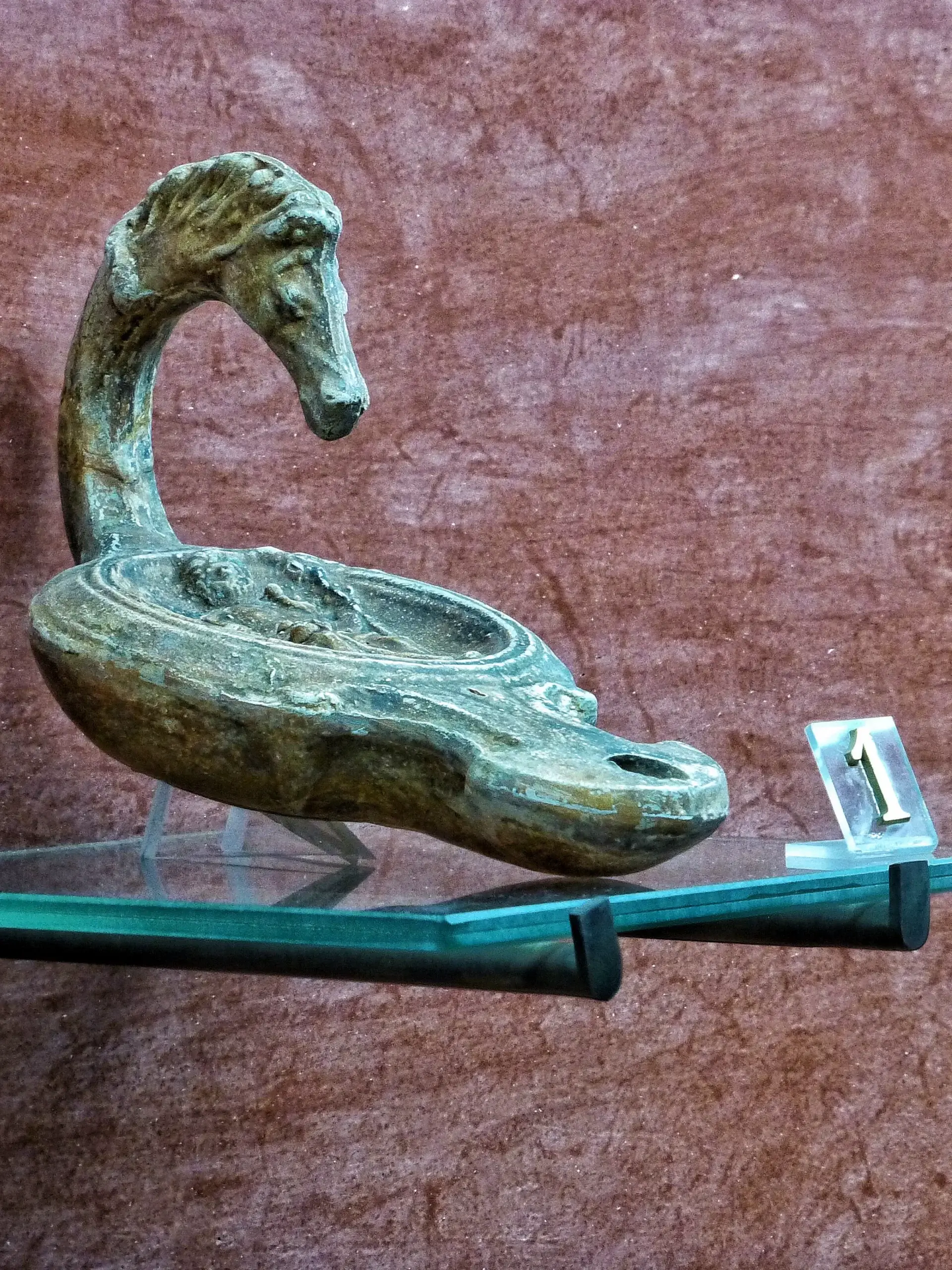 Römische Öllampe aus Bronze mit nach oben gebogenen Griff und Pferdekopf