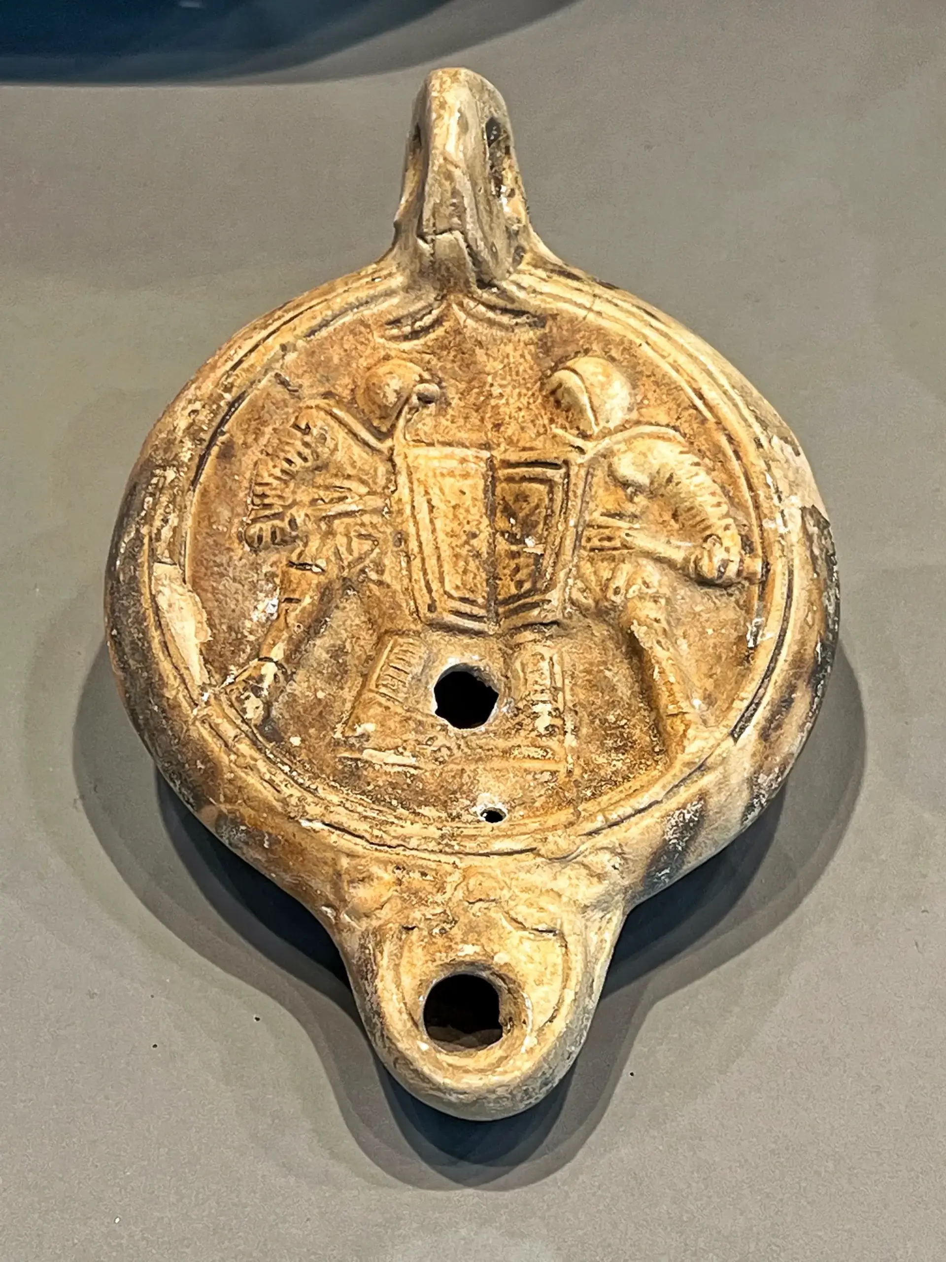 Kämpfende Gladiatoren auf einer römischen Öllampe