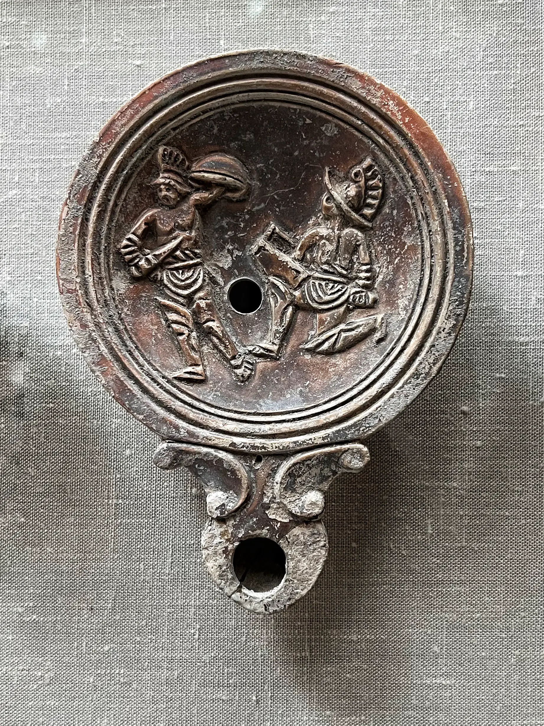 Darstellung kämpfender Gladiatoren auf einem Öllämpchen