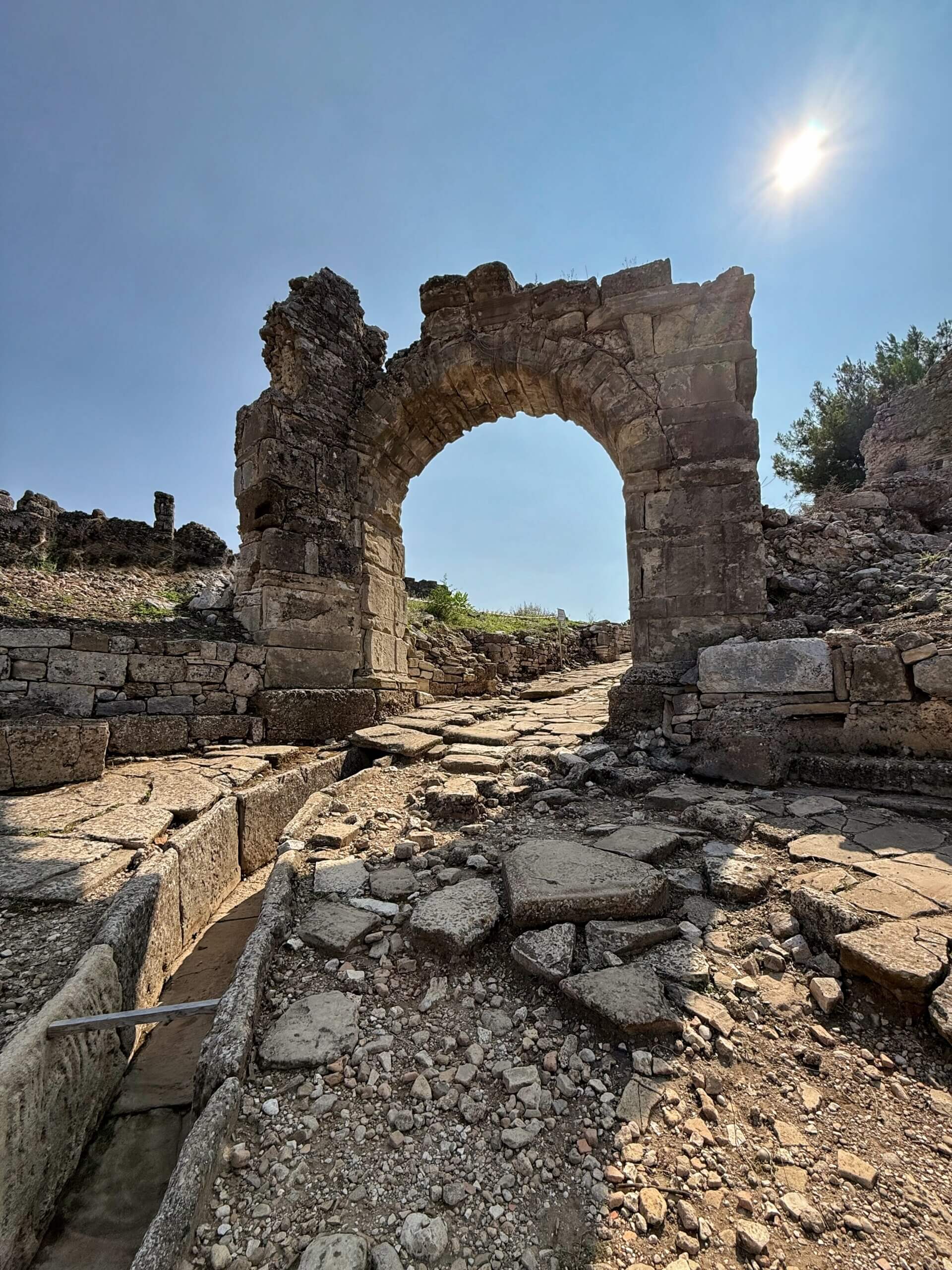 Abwasserkanal unter einer Hauptstraße von Aspendos