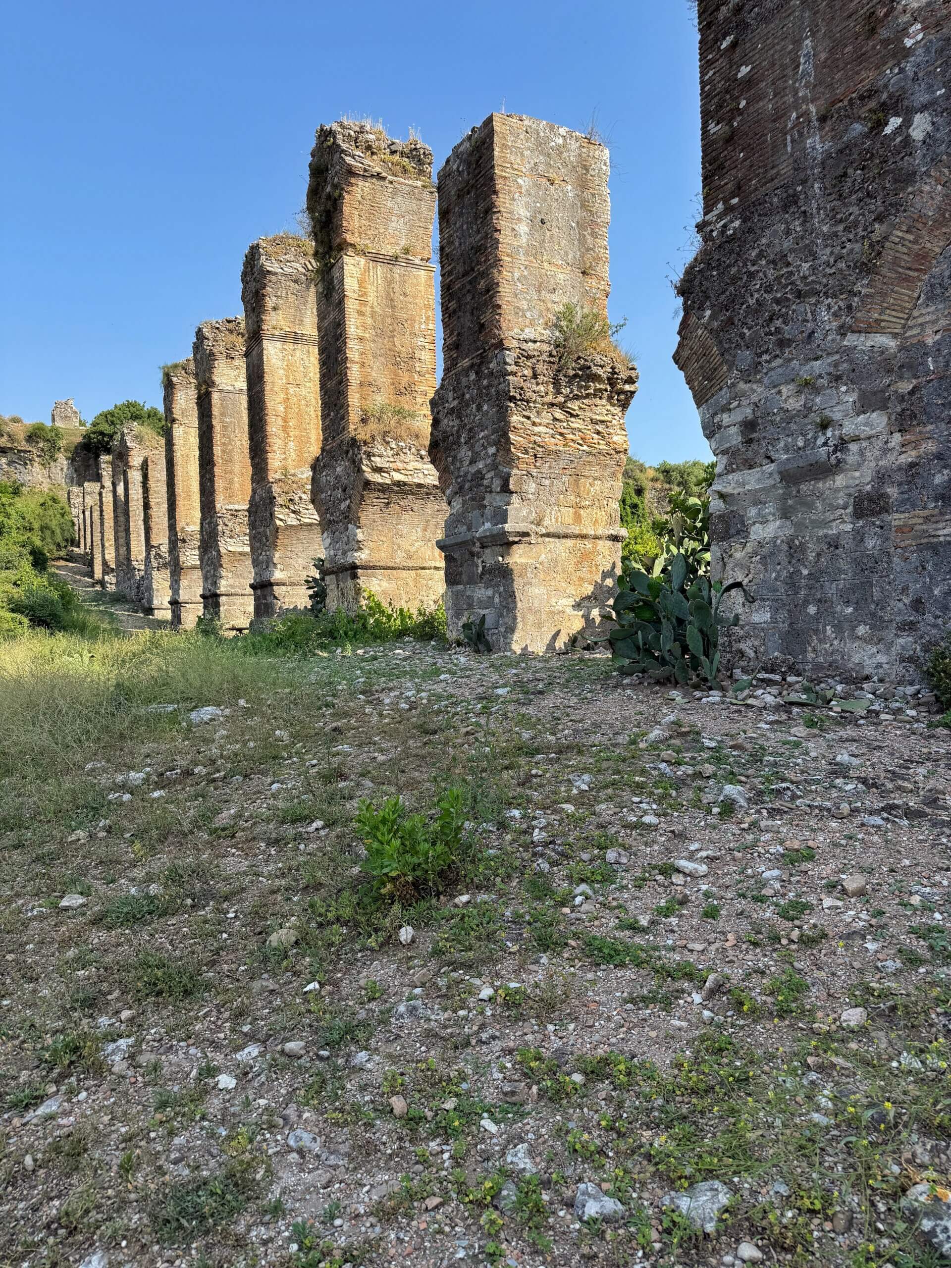 Aquäduktpfeiler zwischen Akropolis und Südturm Aquäduktpfeiler zwischen Akropolis und Südturm
