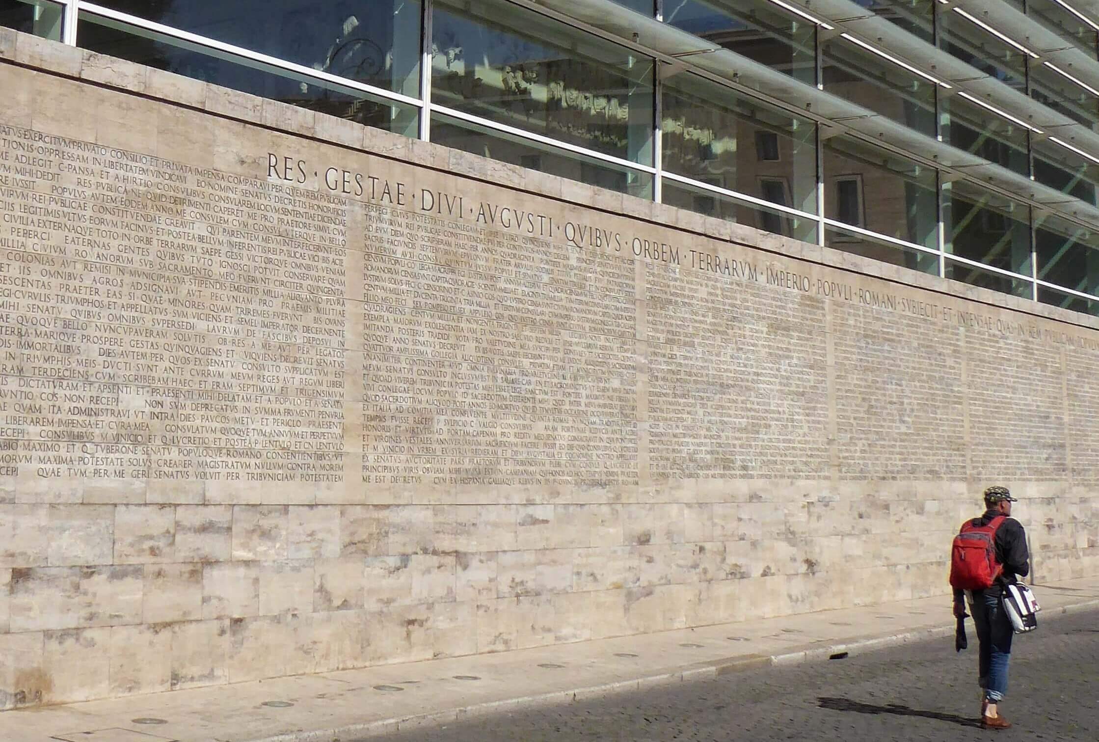 Ara Pacis Augustae im Museum in Rom