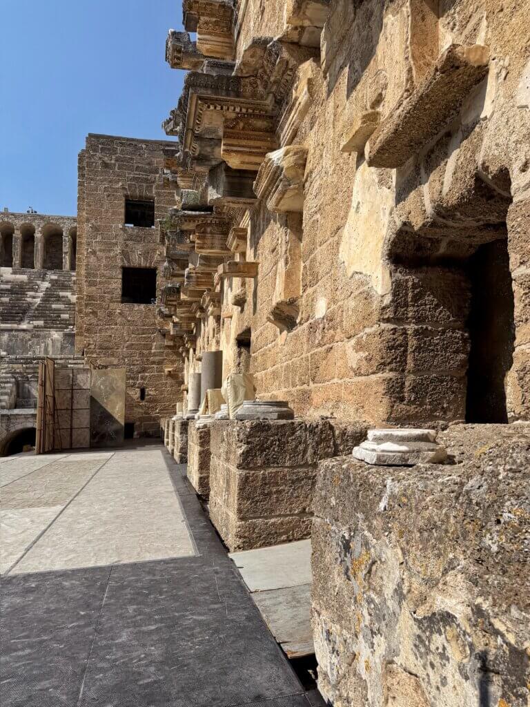 Bühnenboden und unterer Bereich der Bühnenfassade im Theater von Aspendos