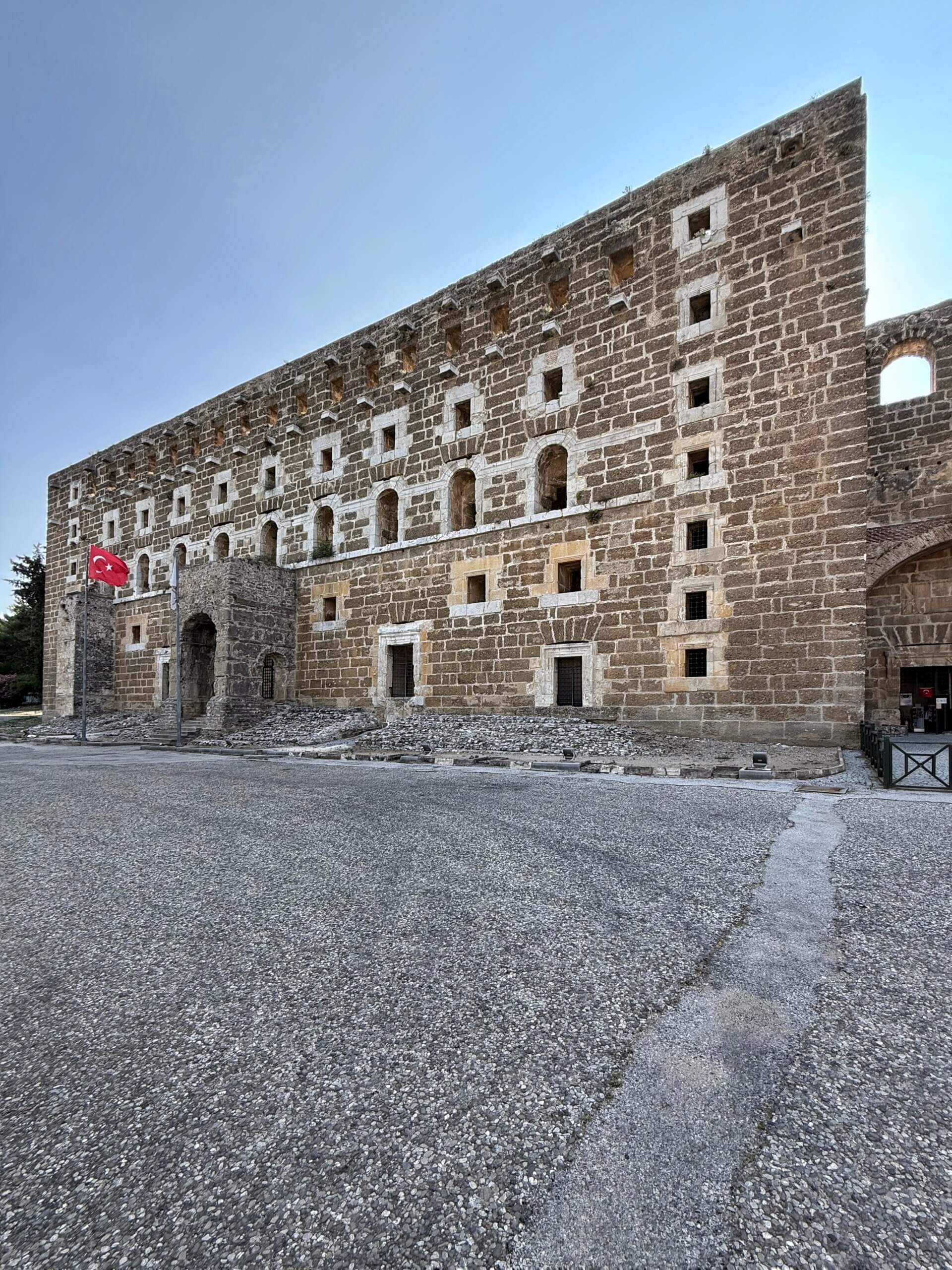 Außenfassade des römischen Theaters von Aspendos mit dem hohen Bühnengebäude