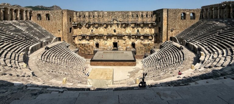 Innenansicht des römischen Theaters von Aspendos mit Sitzreihen, Bühne und Bühnengebäude