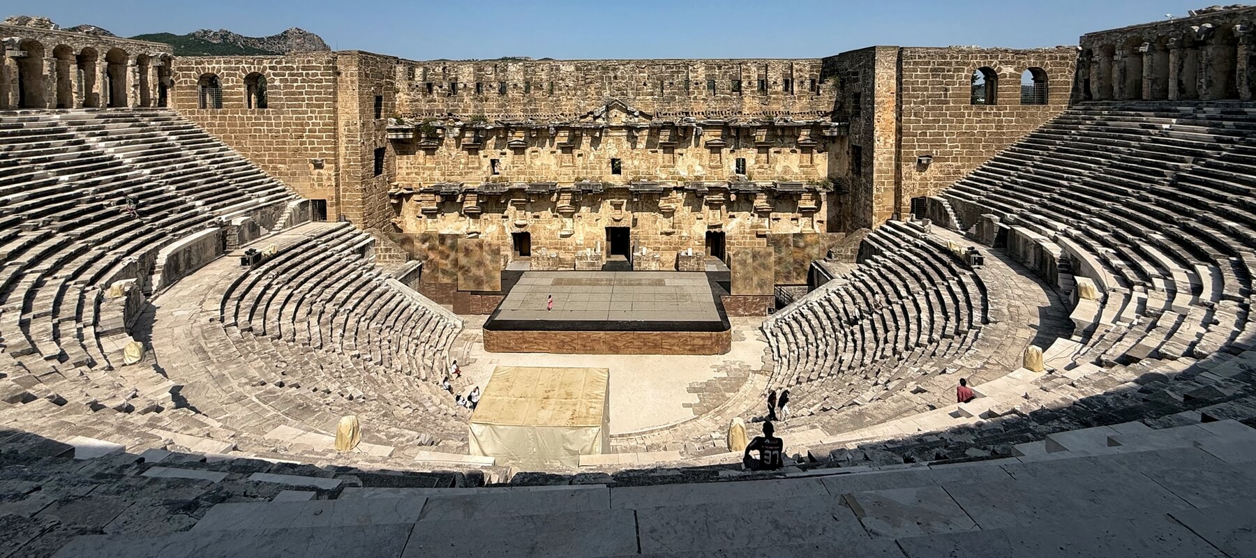 Innenansicht des römischen Theaters von Aspendos mit Sitzreihen, Bühne und Bühnengebäude