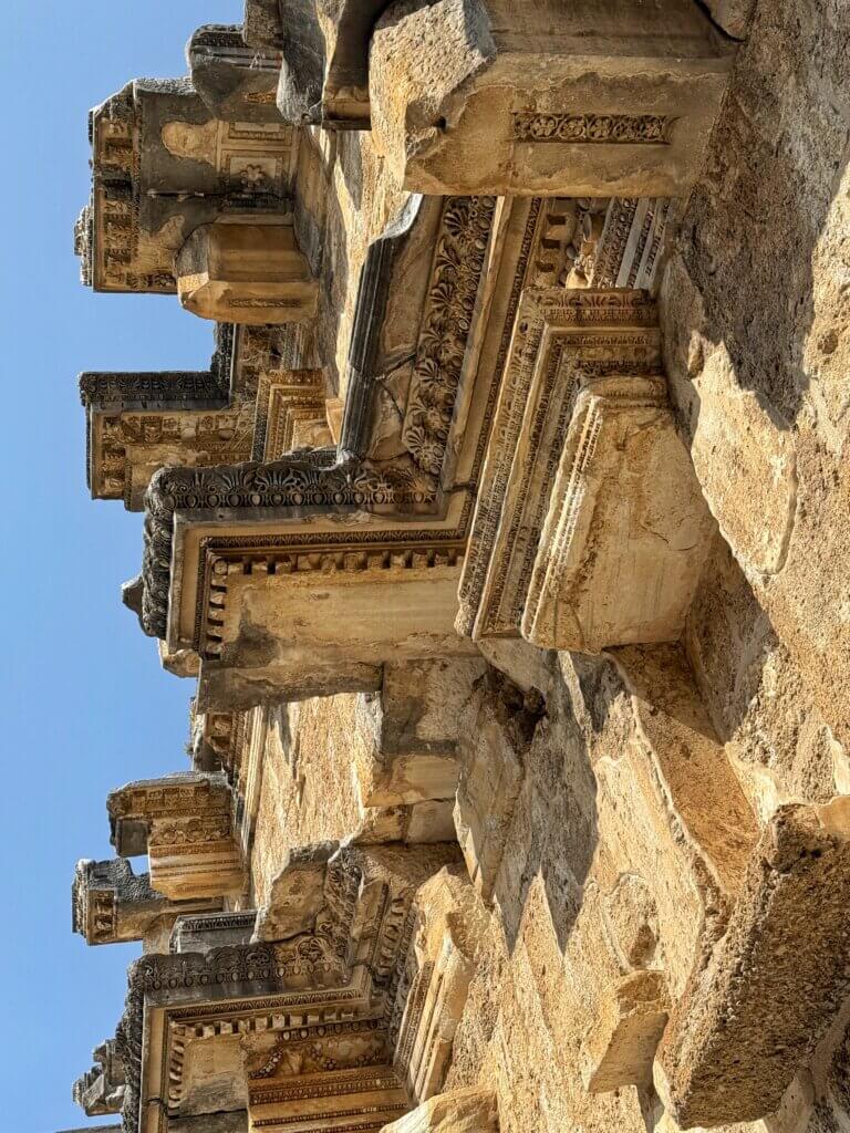 Detail des erhaltenen steinernen Gebälks am Bühnengebäude von Aspendos
