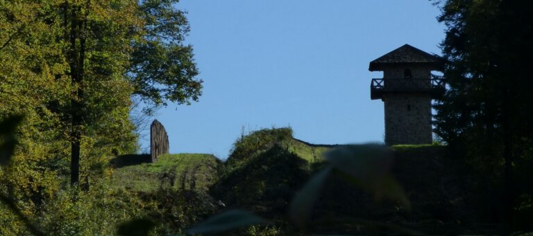 Rekonstruierter Limeswachturm und Grenzverlauf bei Großerlach-Grab