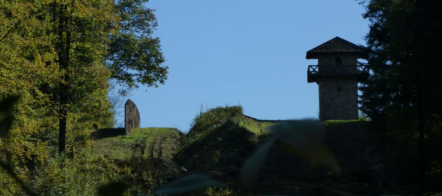 Rekonstruierter Limeswachturm und Grenzverlauf bei Großerlach-Grab