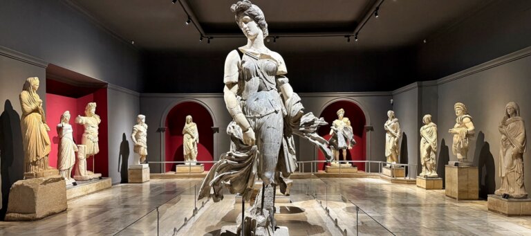 Die Statuen aus Perge im Antalya Museum