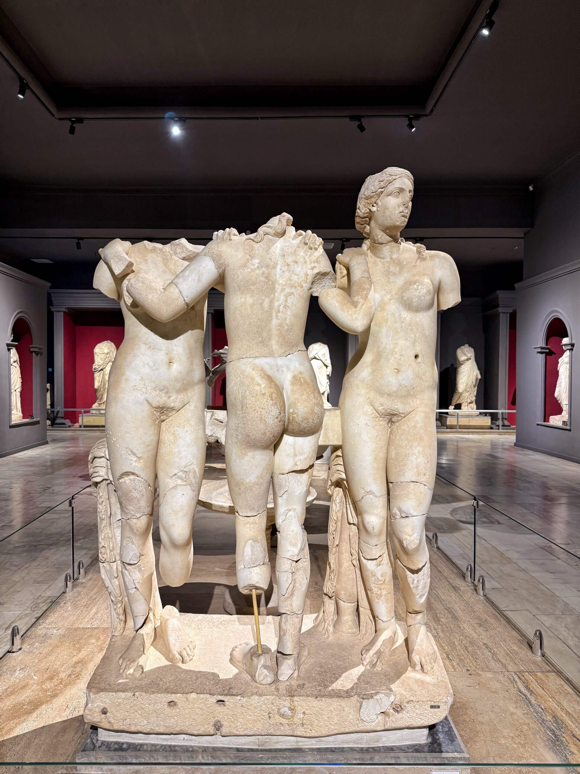 Skulpturengruppe Die drei Grazien im Antalya Museum