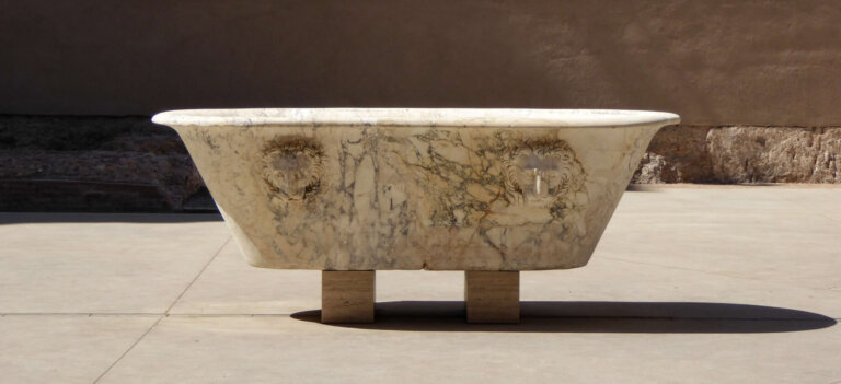 Antike Badewanne in den Diokletiansthermen des Römischen Nationalmuseums in Rom