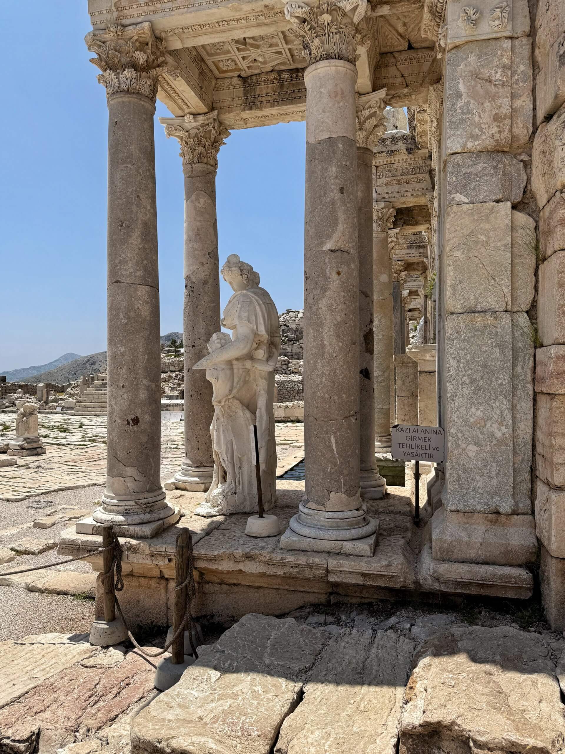 Dionysos mit einem Satyr im Antoninischen Nymphäum