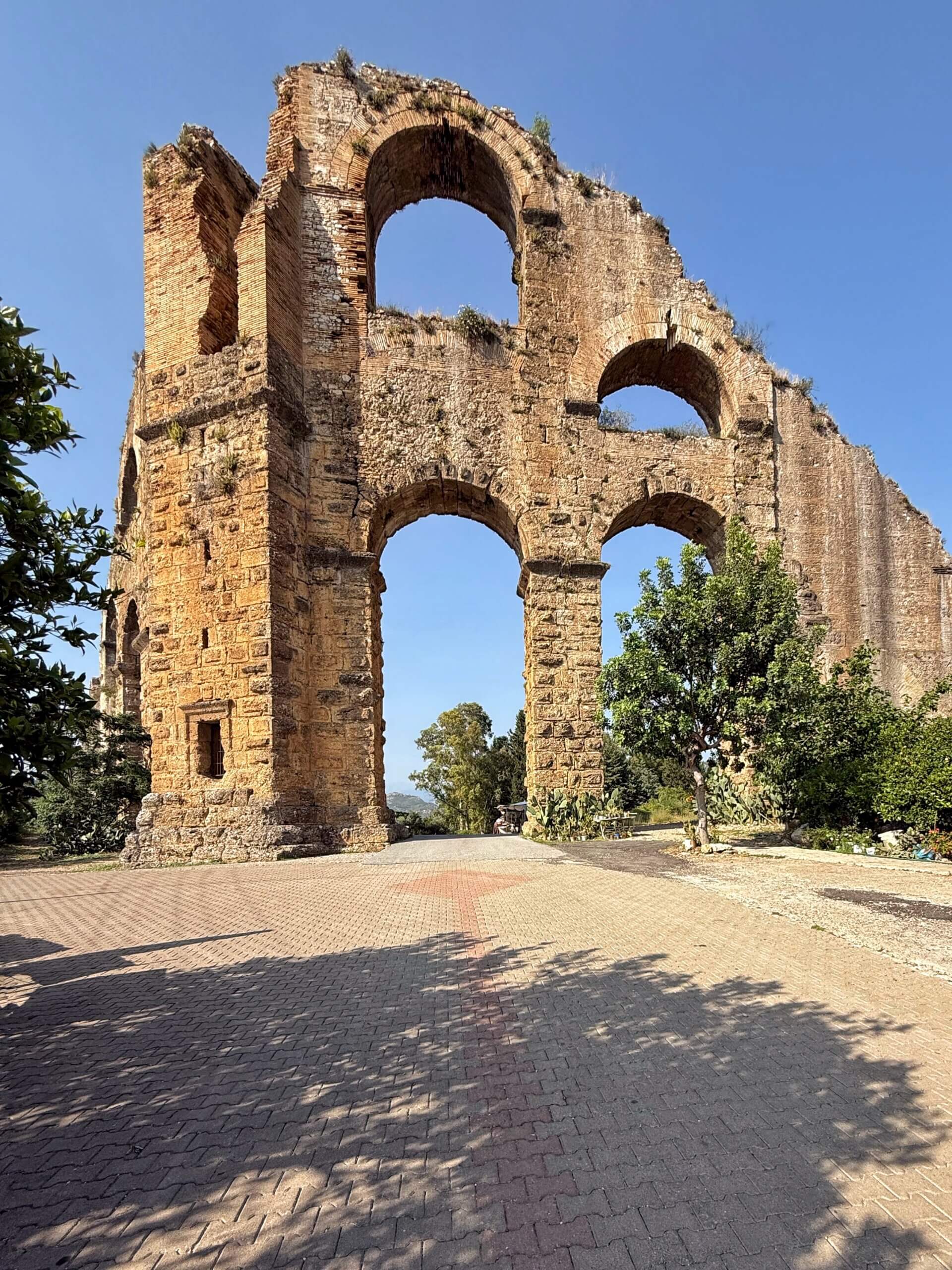 Druckleitung am Südturm des Aquädukts von Aspendos Druckleitung am Südturm des Aquädukts von Aspendos