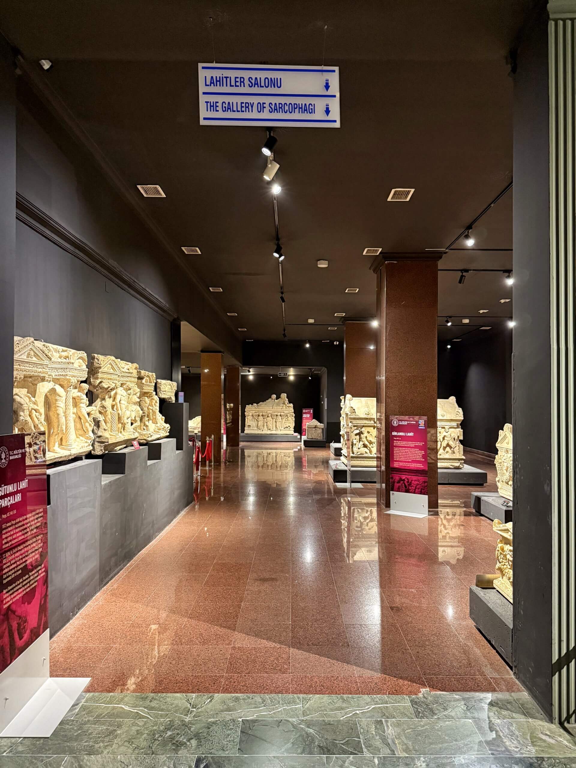 Galerie der Sarkophage im Antalya Museum