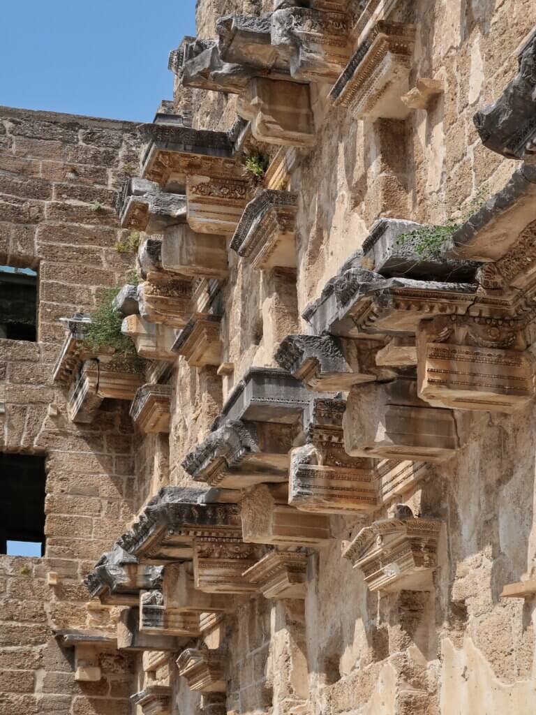 Nischen, Giebel und reich gegliedertes Gebälk der Bühnenfassade von Aspendos
