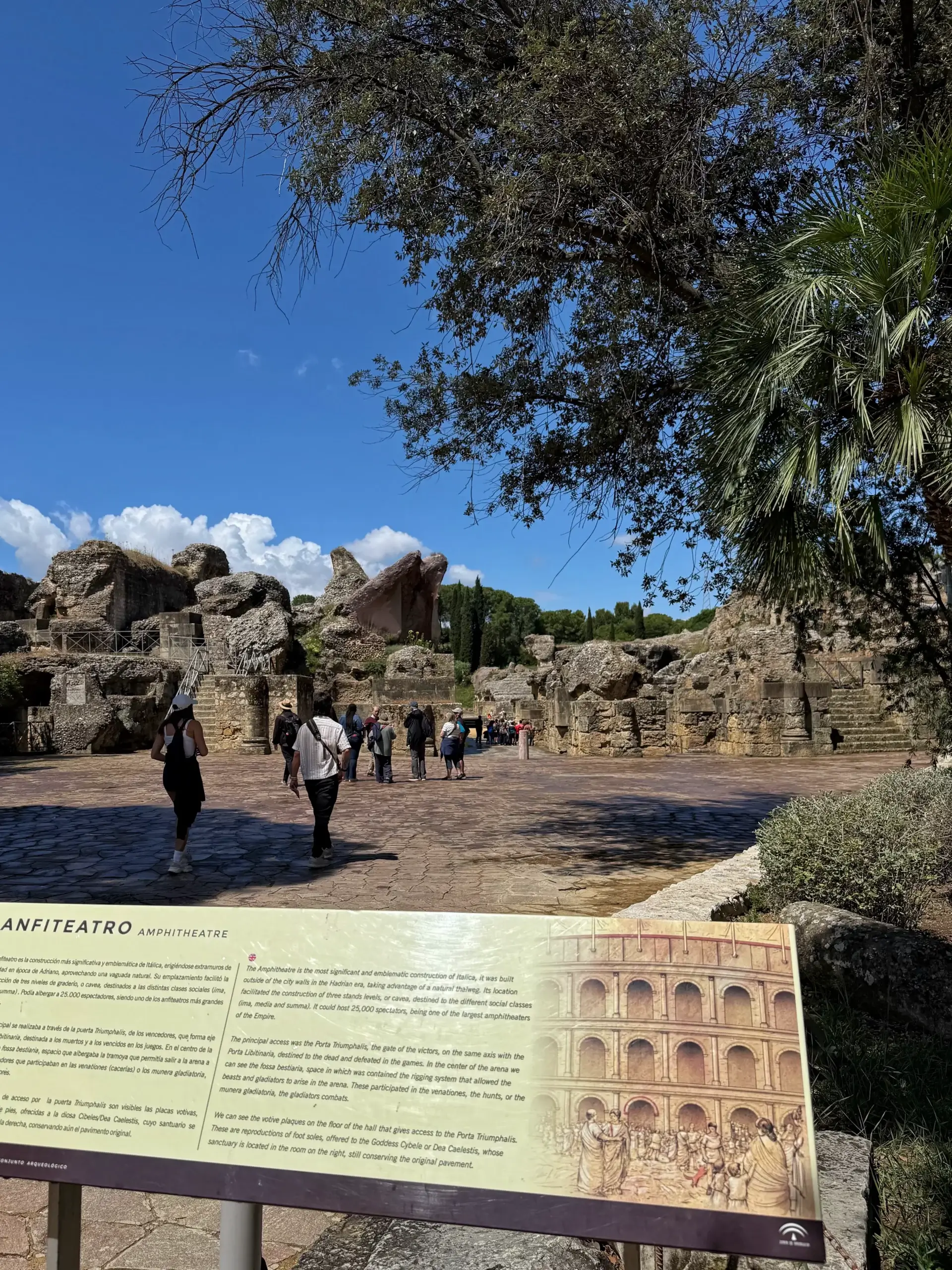 Amphitheater von Itálica Ruinen des Amphitheaters von Itálica mit Informationstafel zur Rekonstruktion und Nutzung