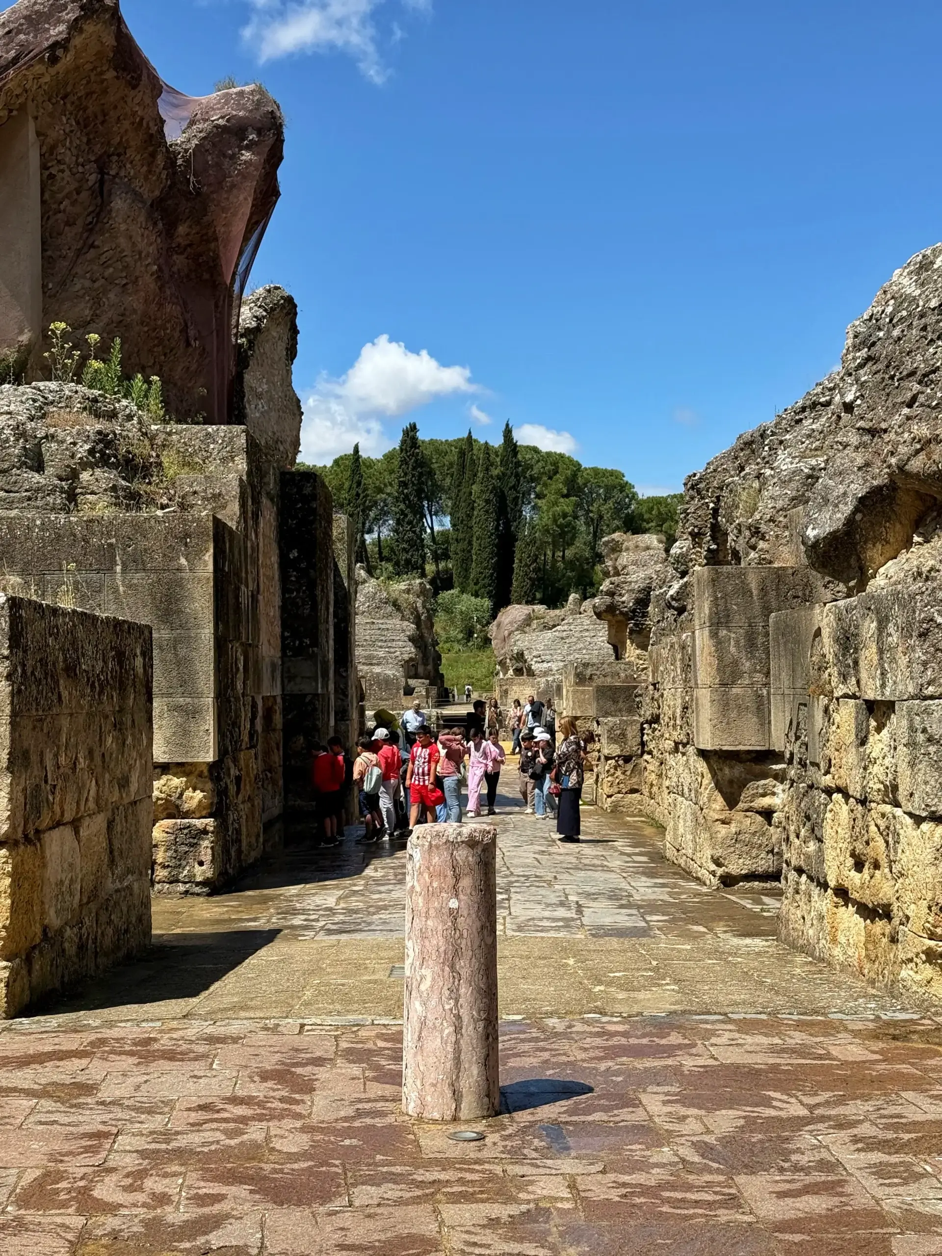 Amphitheater von Itálica – Porta Triumphalis / Hauptzugang Breiter Durchgang zwischen den massiven Mauern des Amphitheaters von Itálica