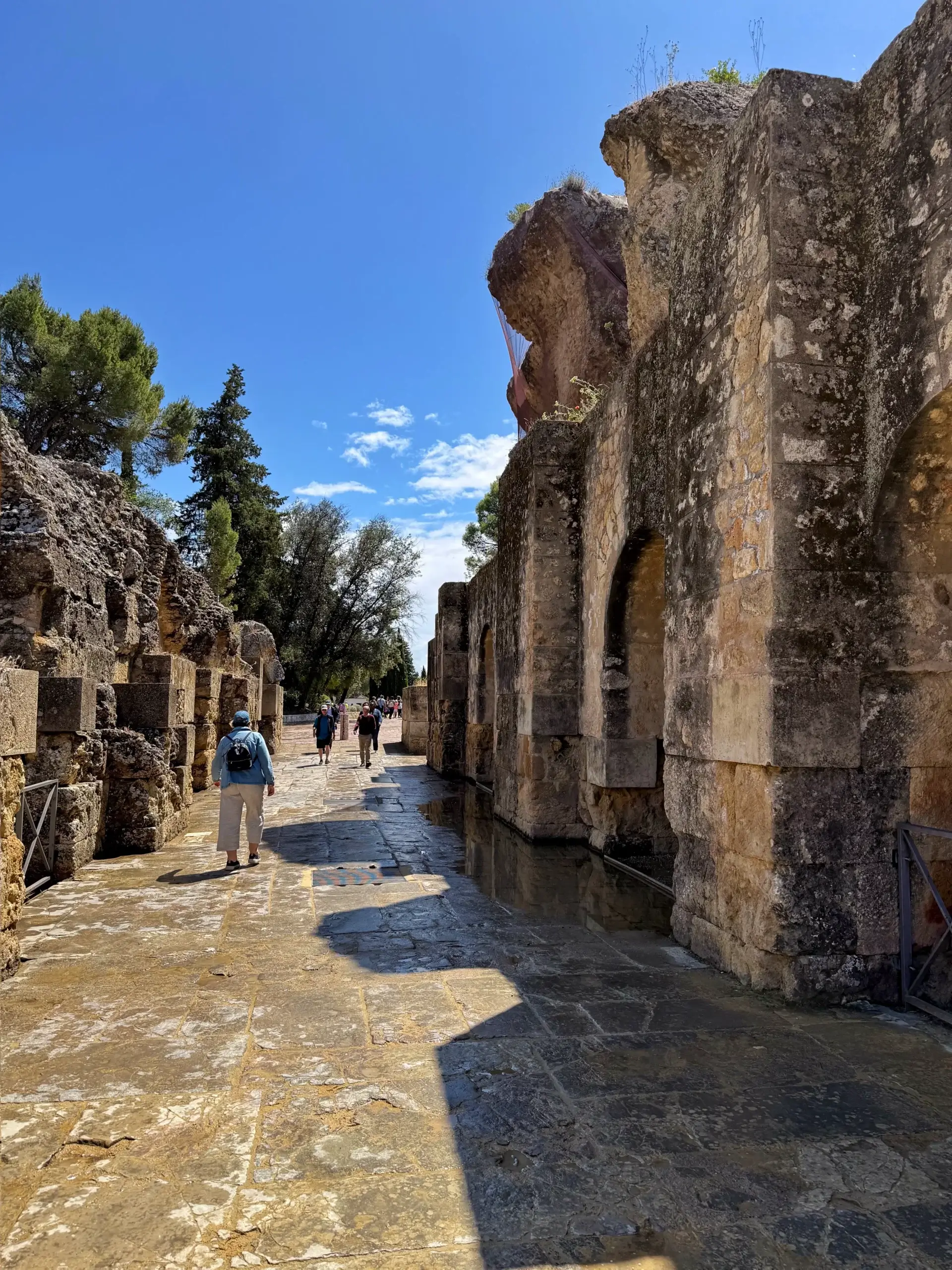Amphitheater von Itálica – Porta Triumphalis Gepflasterter Zugang zwischen den erhaltenen Mauern und Bögen des Amphitheaters von Itálica