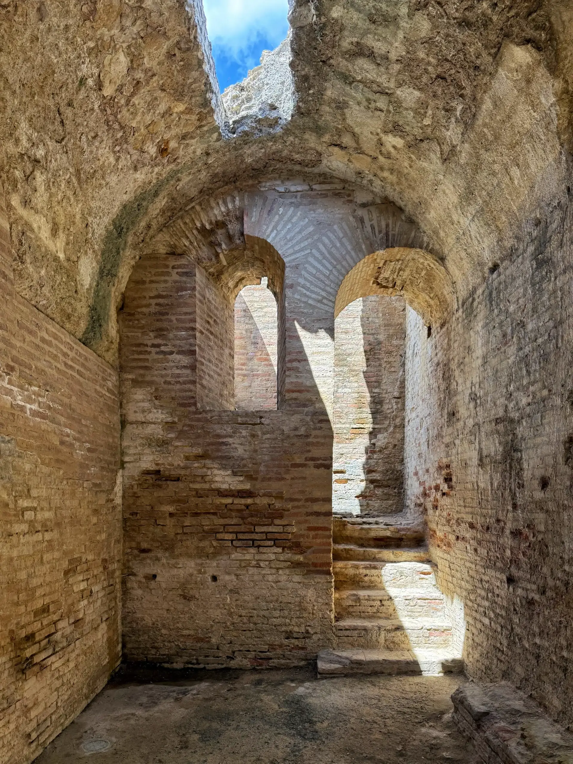Teil des Korridor- und Treppensystems Gemauerter Gewölbegang im Amphitheater von Itálica mit erhaltenen Ziegelbögen