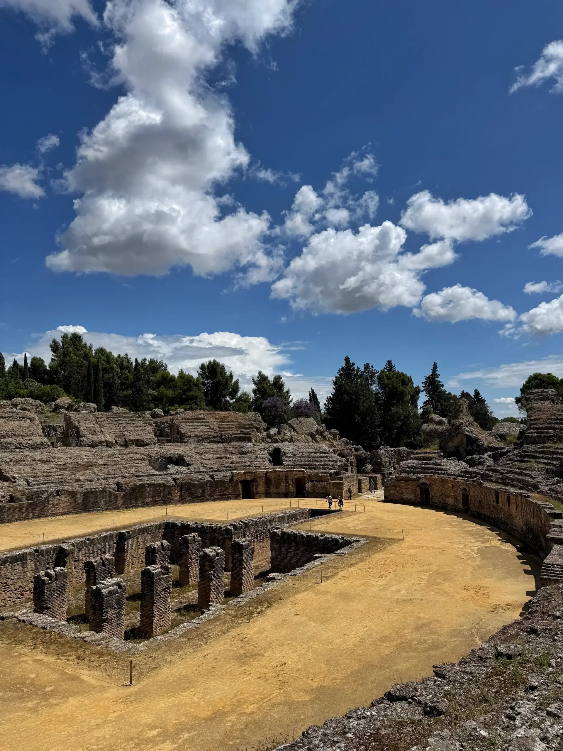Arena mit der unterirdischen Anlage Blick in die Arena des Amphitheaters von Itálica mit den freigelegten Unterbauten im Zentrum