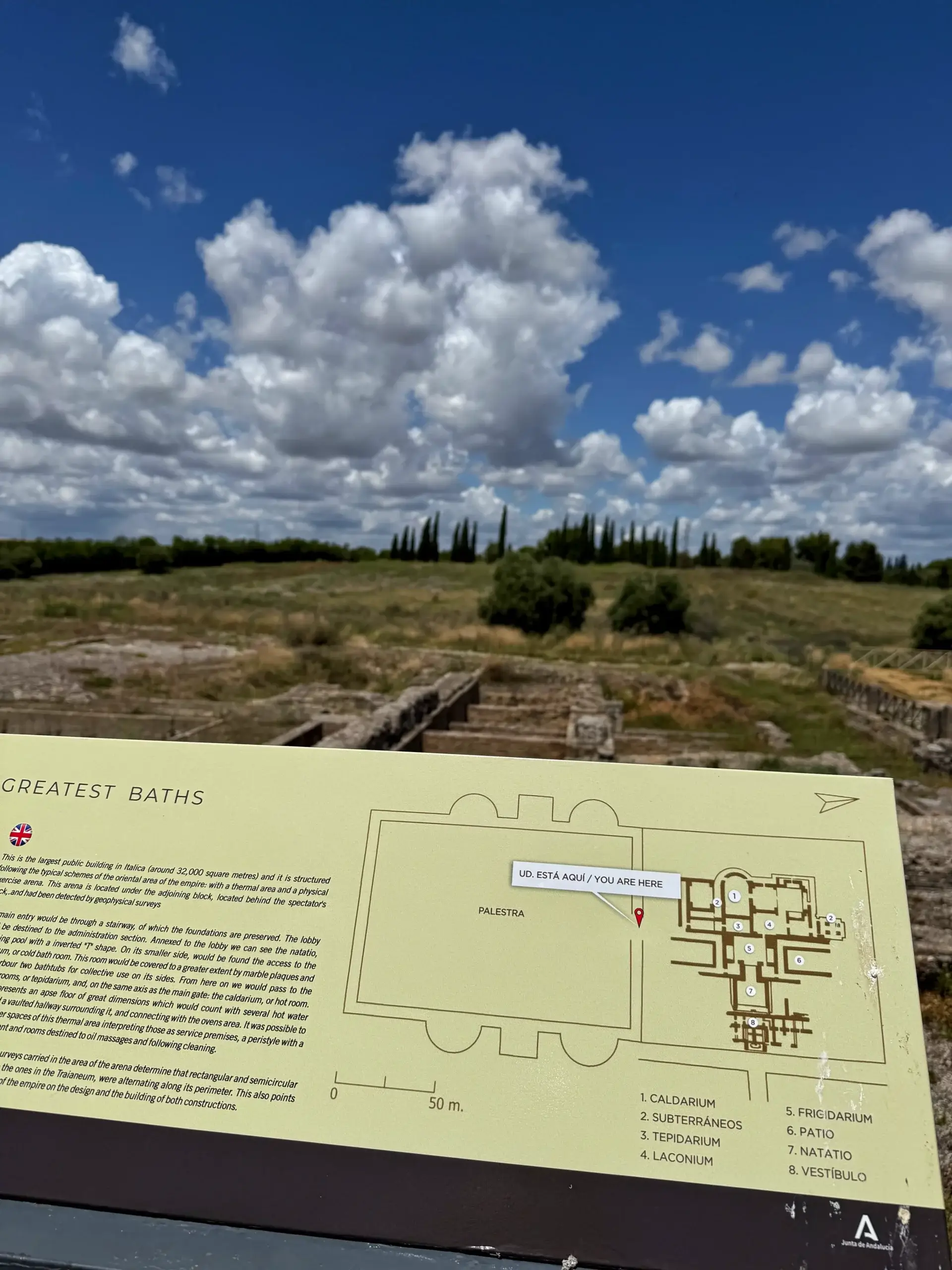 Große Thermen Informationstafel mit Grundriss der Großen Thermen von Itálica und den Ruinen im Hintergrund