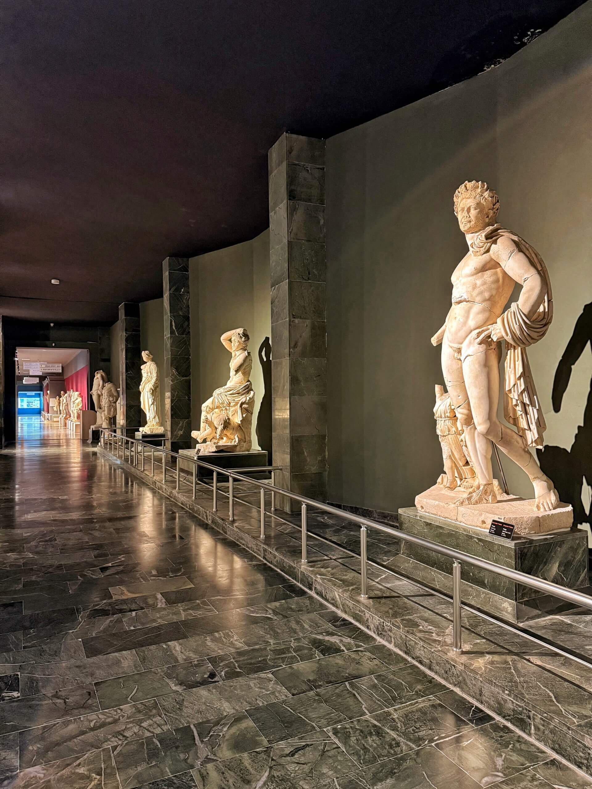 Langer Korridor zwischen den Ausstellungssälen des Antalya Museums