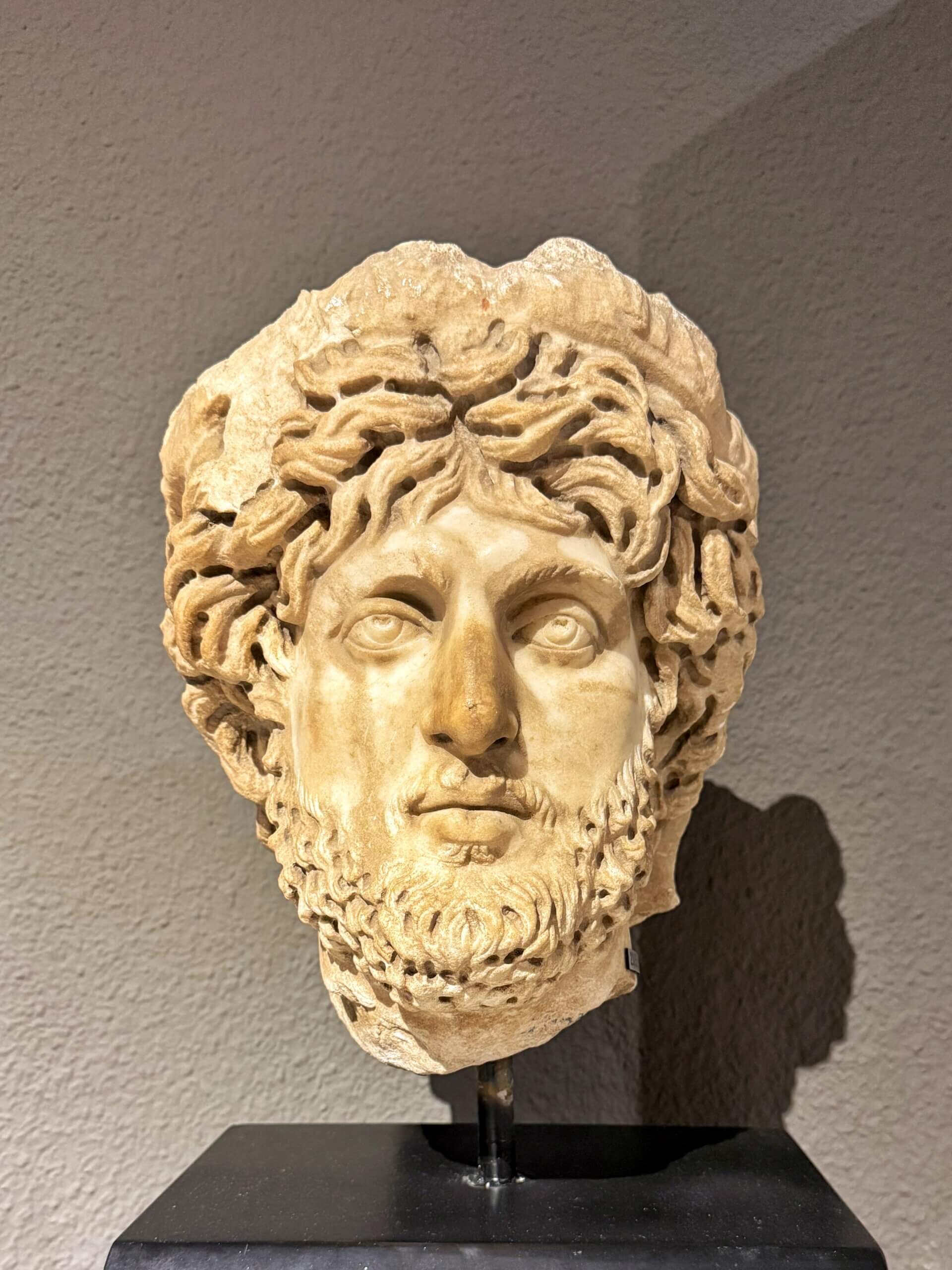 Männlicher Porträtkopf aus Perge