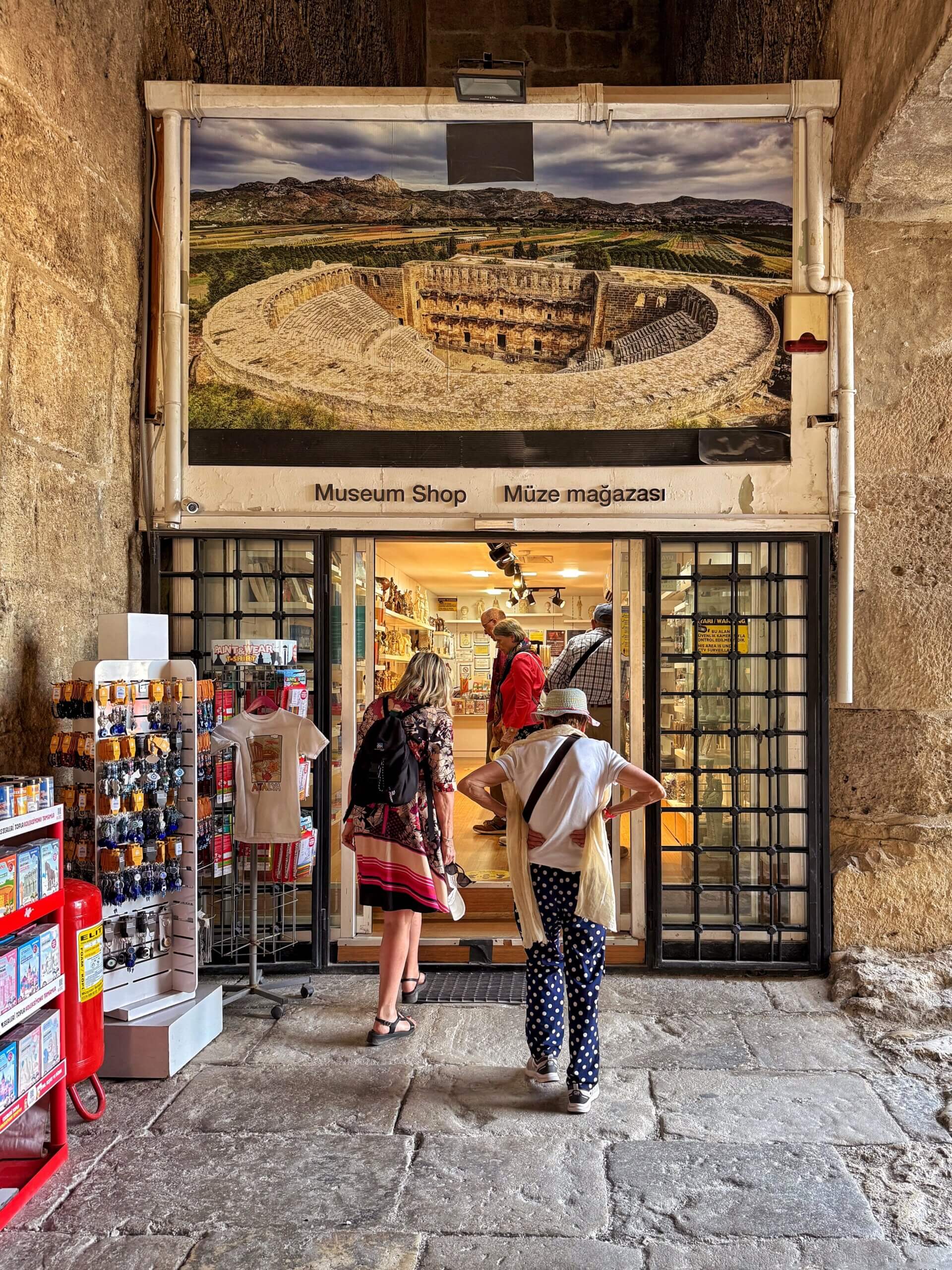 Museumsshop und Verkaufsstände vor der archäologischen Stätte von Aspendos