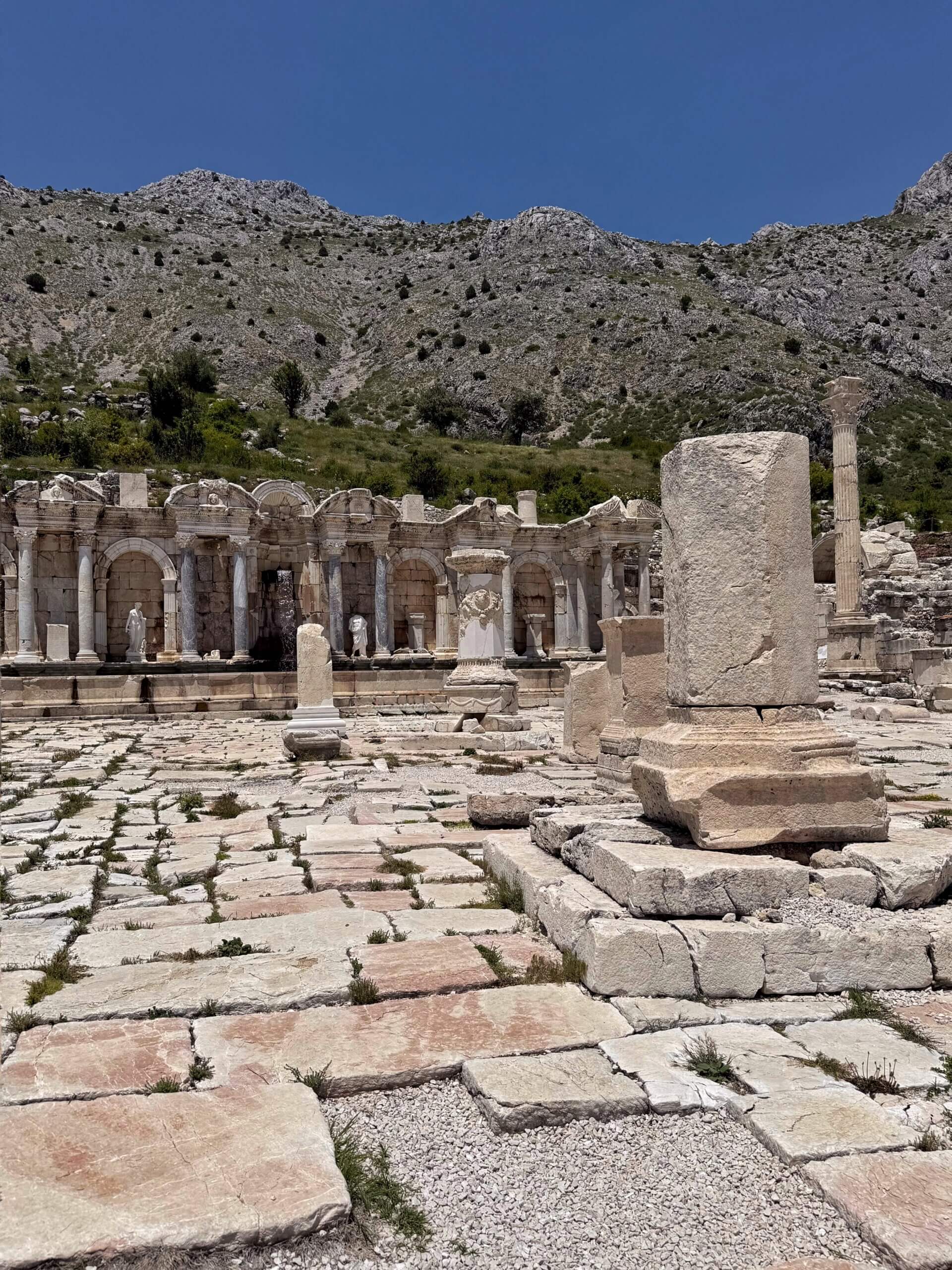 Nymphäum in Sagalassos und Inschriftensteine