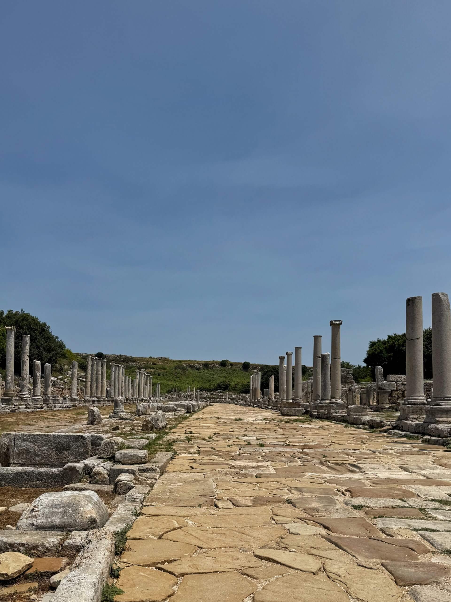 Ruinen des antiken Perge – Kolonnadenstraße