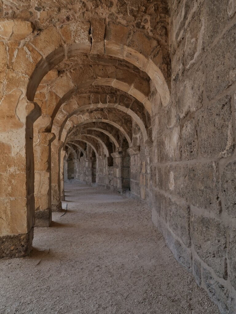 Säulenumgang oberhalb der Zuschauerreihen des römischen Theaters von Aspendos