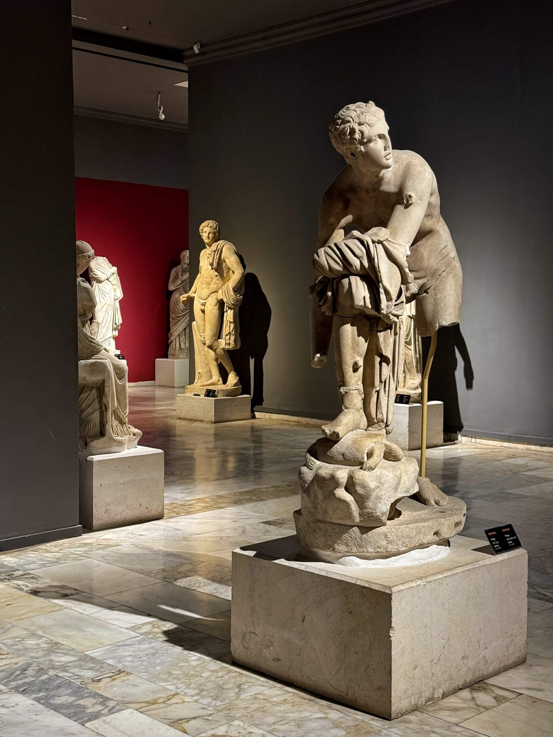 Sandalenbindender Hermes aus Perge