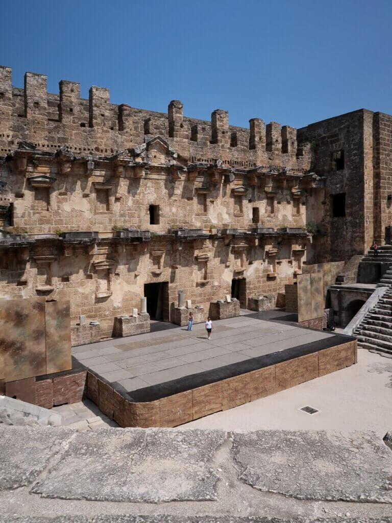 Erhaltene Schaufassade des Bühnengebäudes im römischen Theater von Aspendos
