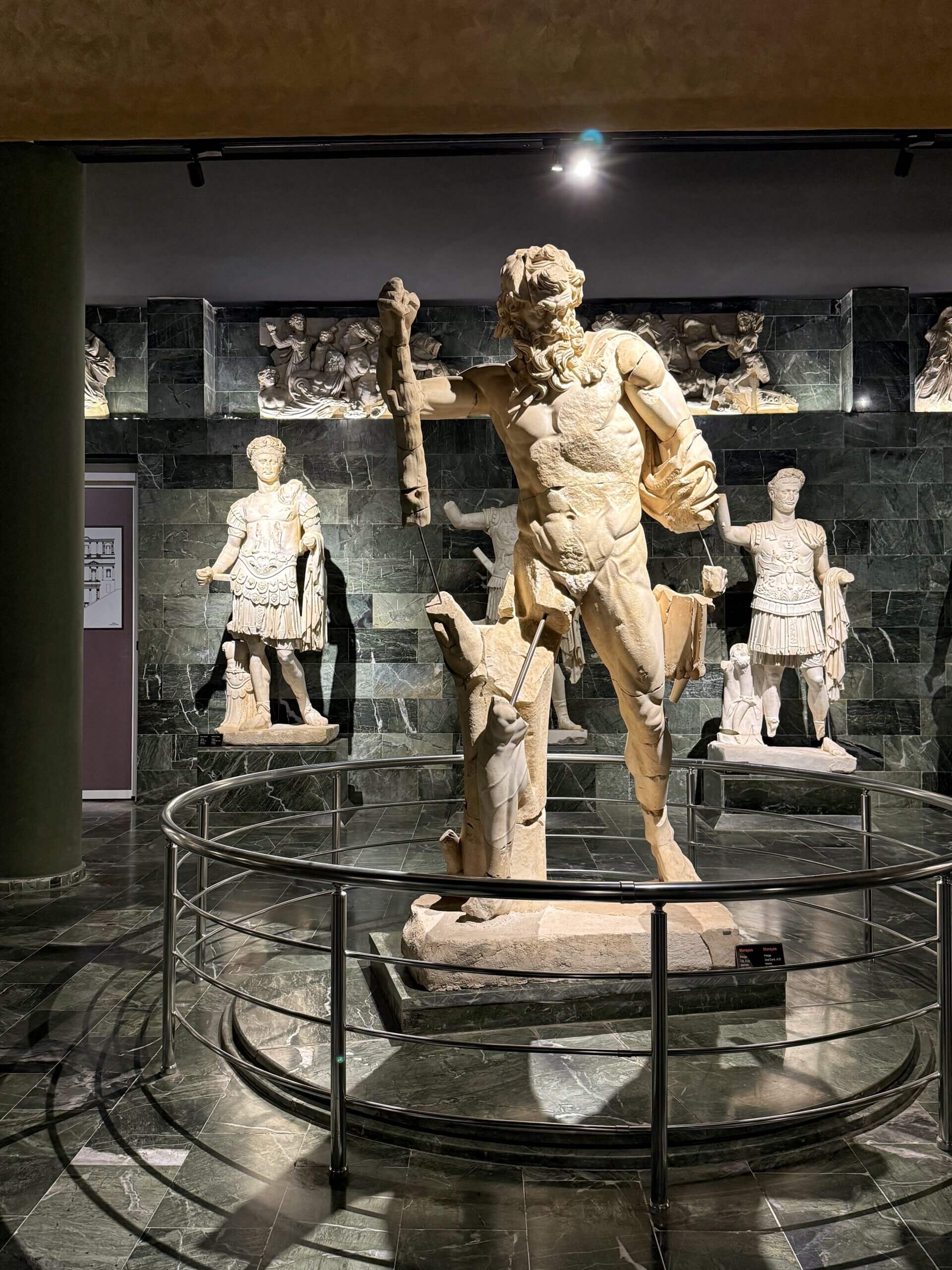 Skulptur aus dem Theater von Perge