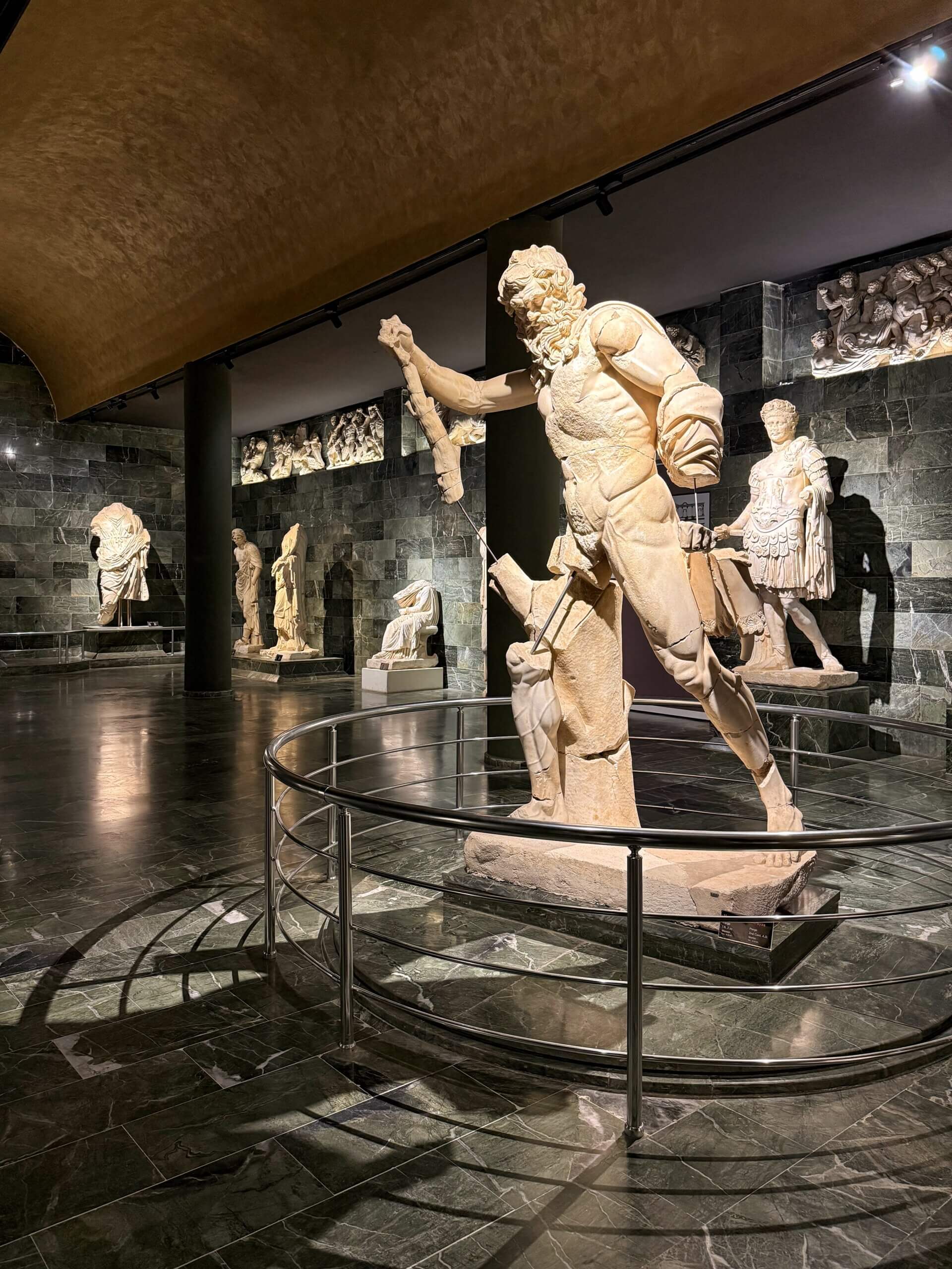 Skulptur aus dem Theater von Perge