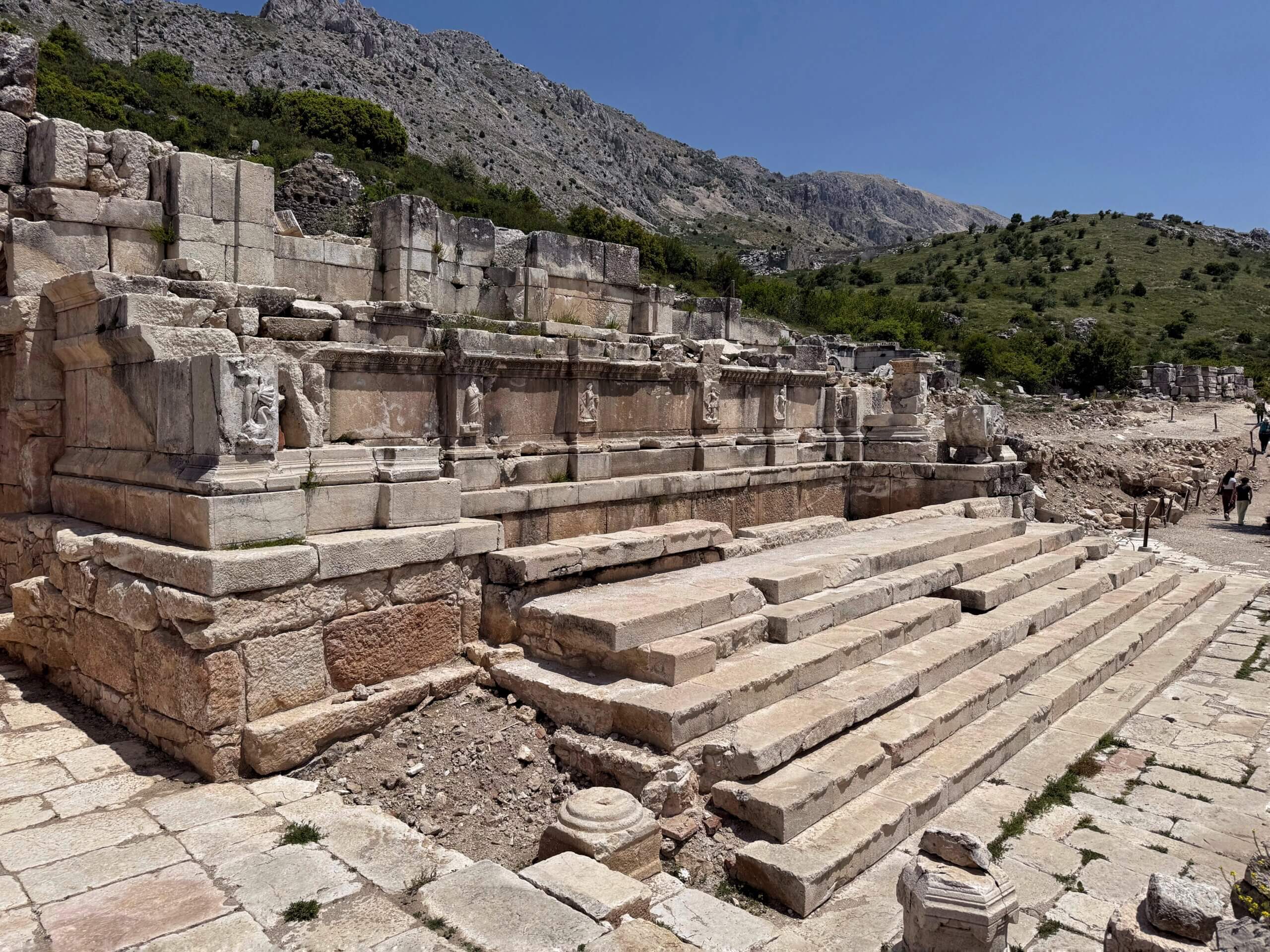 Späthadrianisches Nymphäum mit Darstellungen von Musen