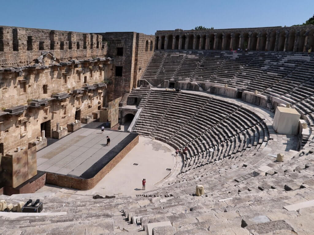 Zweigeschossiger Zuschauerraum des römischen Theaters von Aspendos mit ansteigenden Sitzreihen