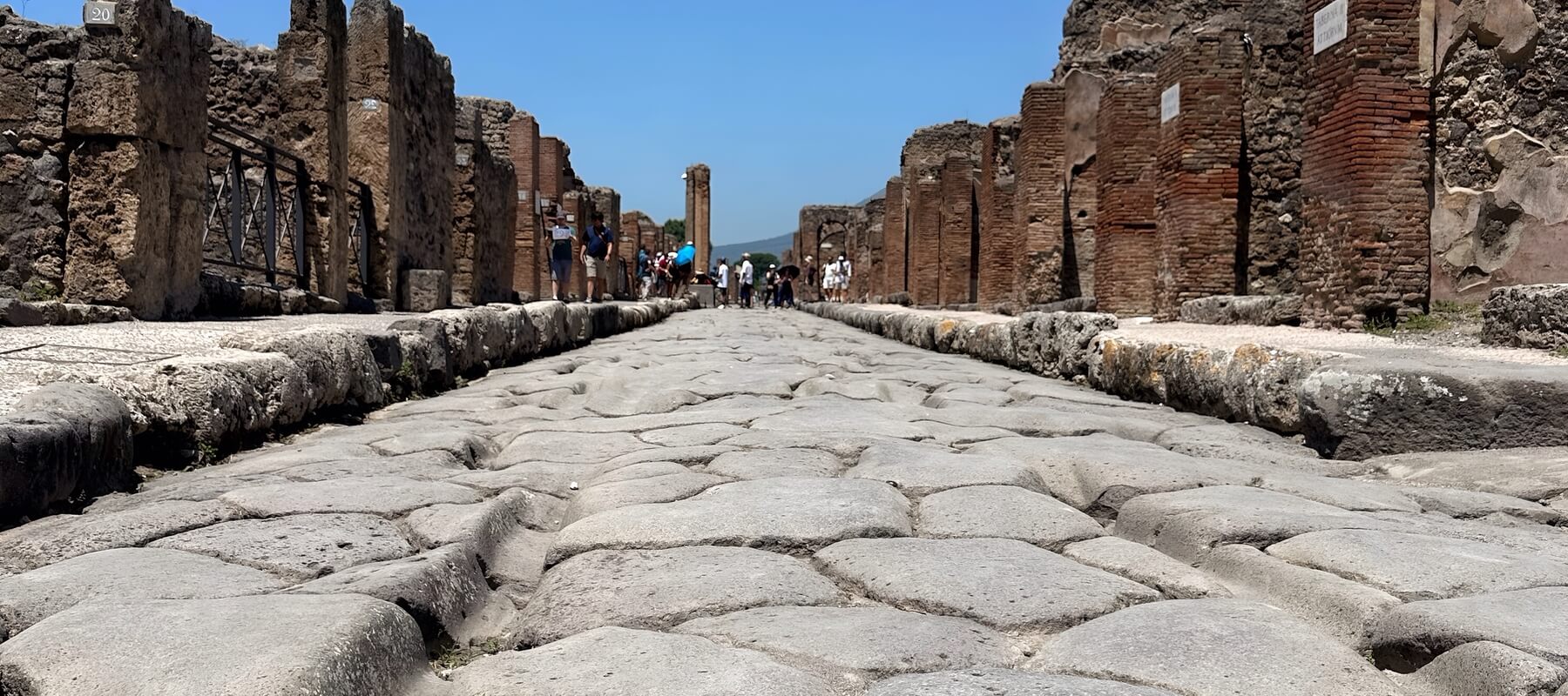 Panorama der Ruinen von Pompeji mit dem Vesuv