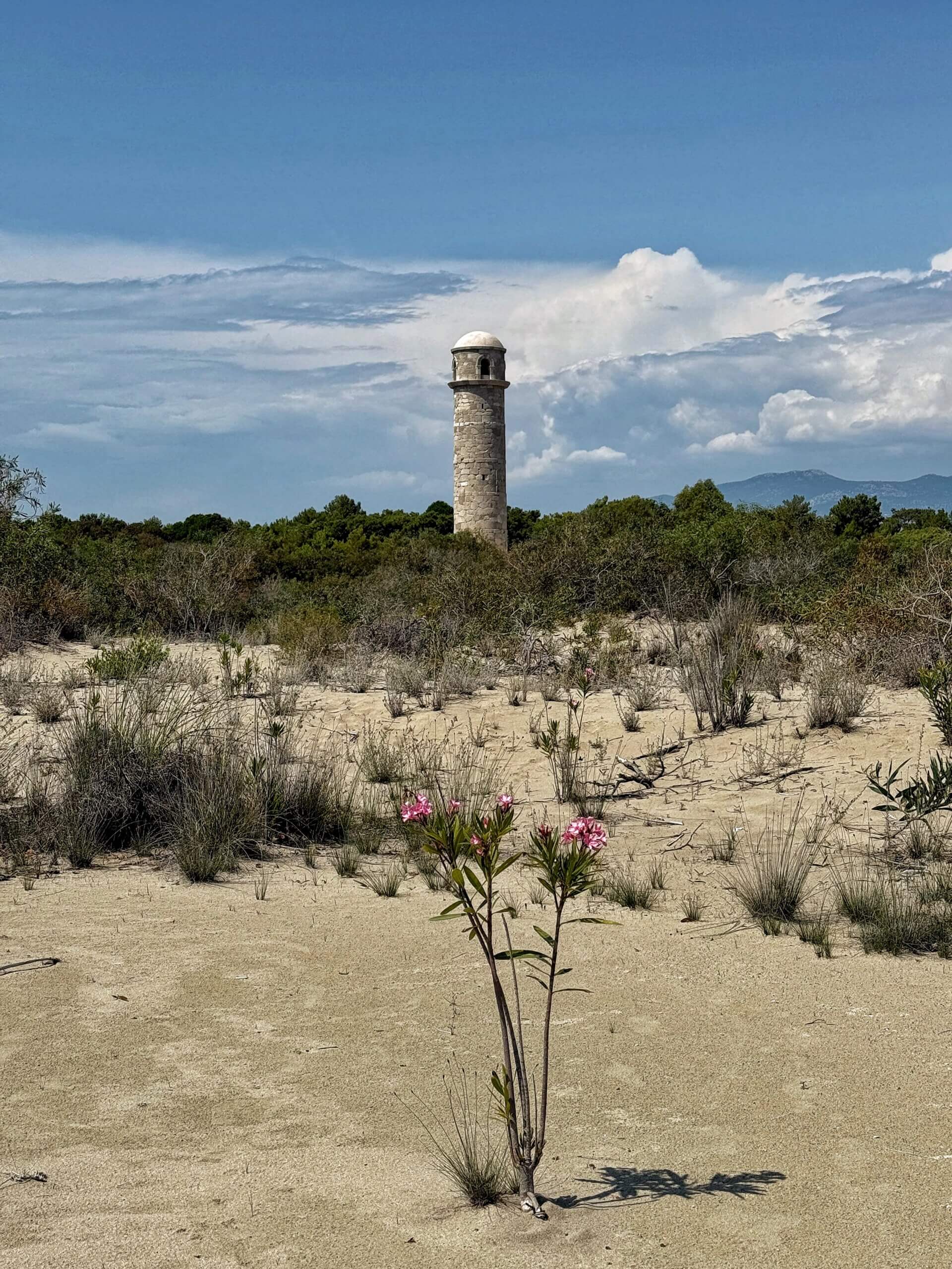 Steinreste des römischen Leuchtturms von Patara vor seiner Rekonstruktion