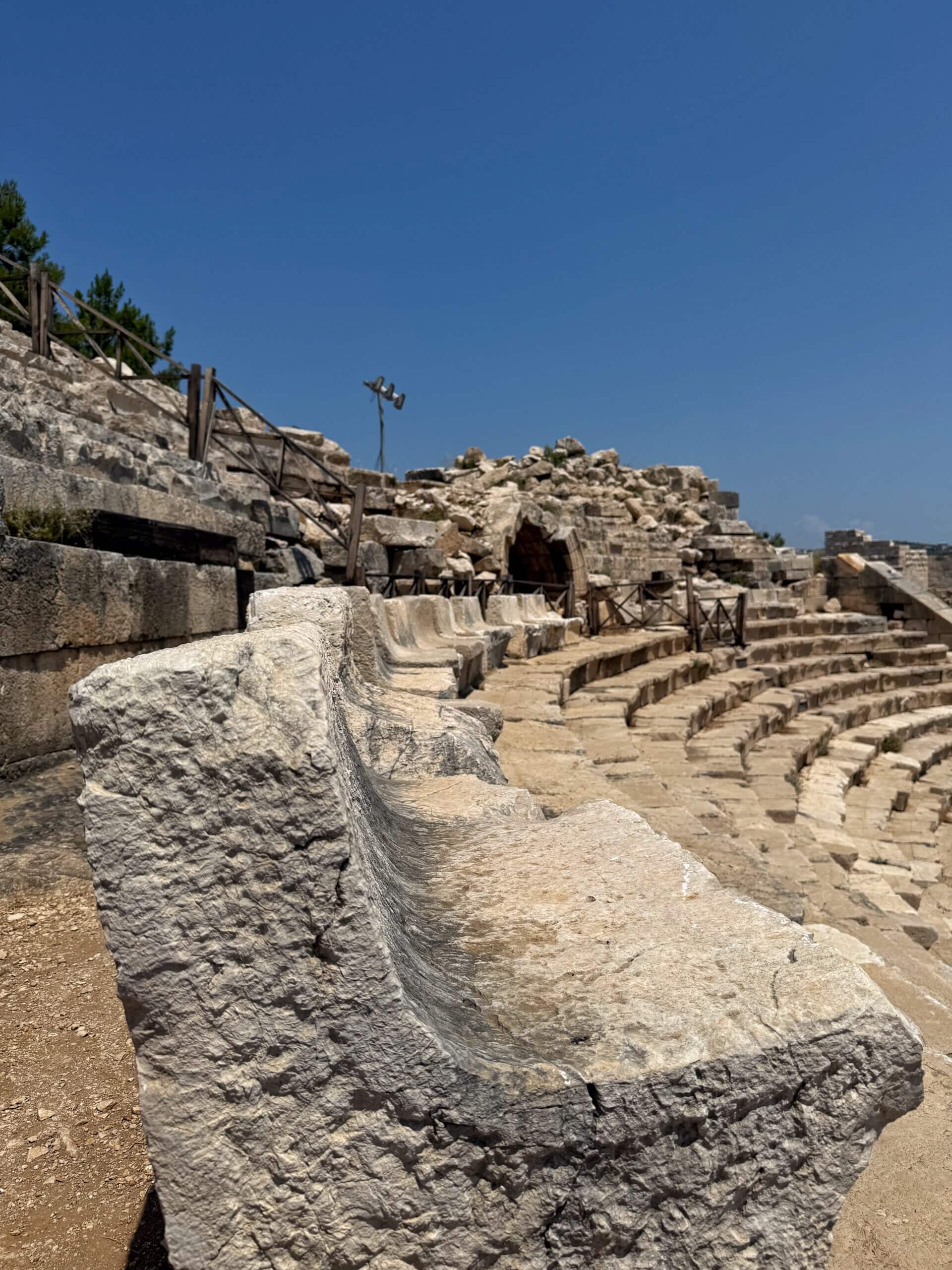 Steinerne Zuschauerreihen des antiken Theaters von Patara