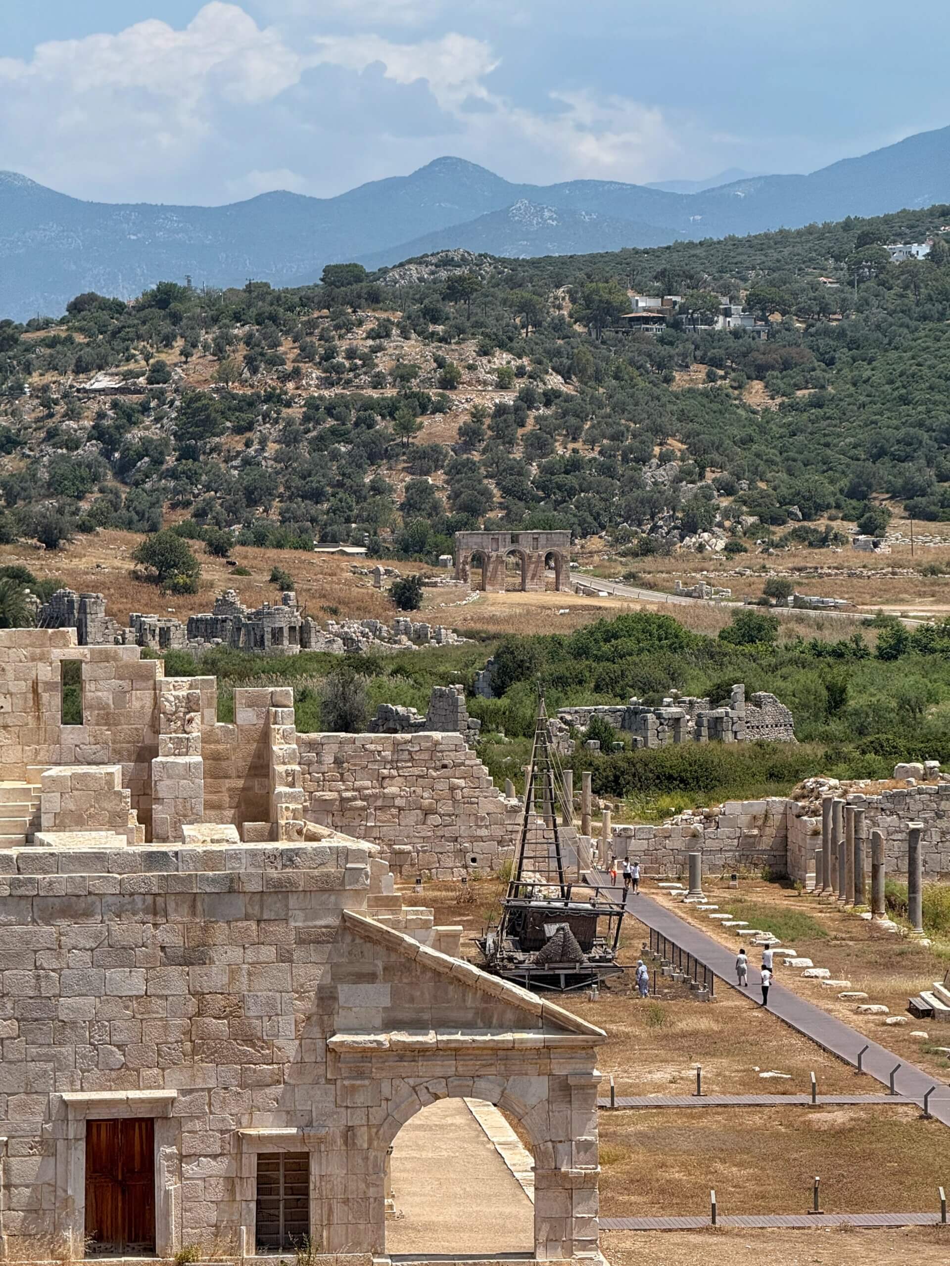 Restauriertes Versammlungsgebäude des Lykischen Bundes in Patara mit Sitzreihen