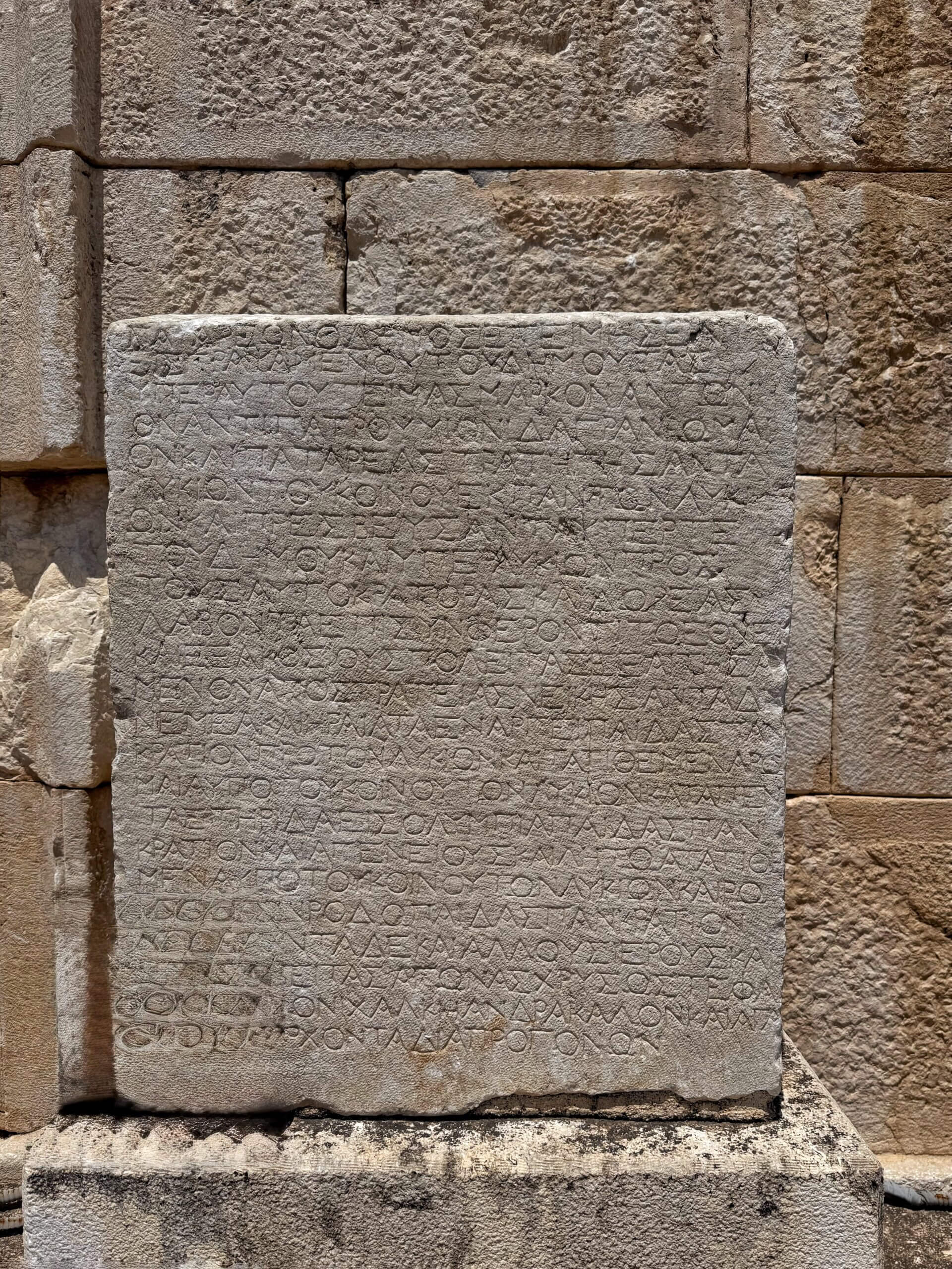 Steinerne Ehreninschrift für Marcus Antonius Idagras in Patara