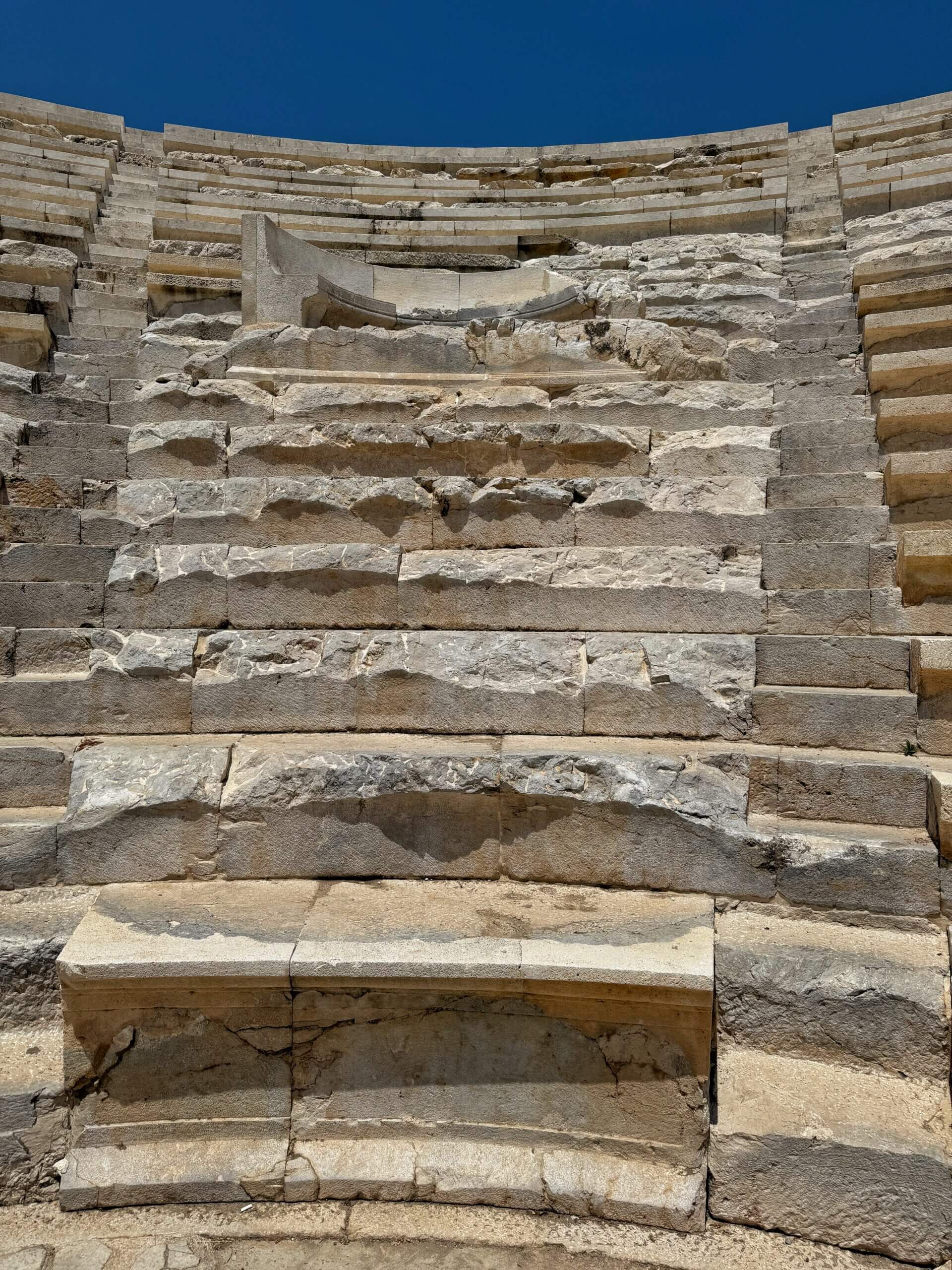 Steinerne Zuschauerränge und hervorgehobene Ehrensitze im Bouleuterion von Patara