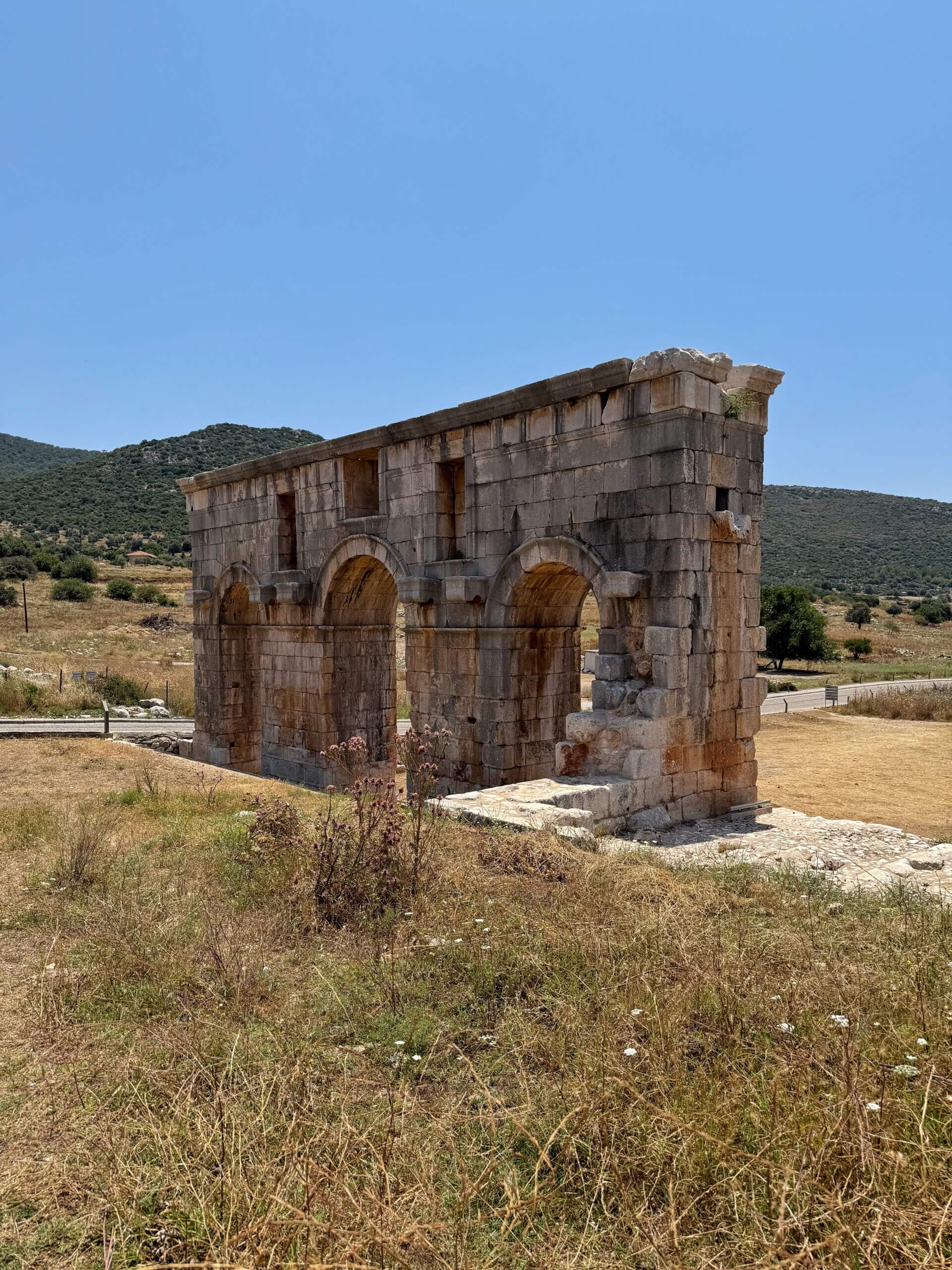 Seitliche Wasseröffnung am römischen Stadttor von Patara, das auch Teil des Aquädukts war