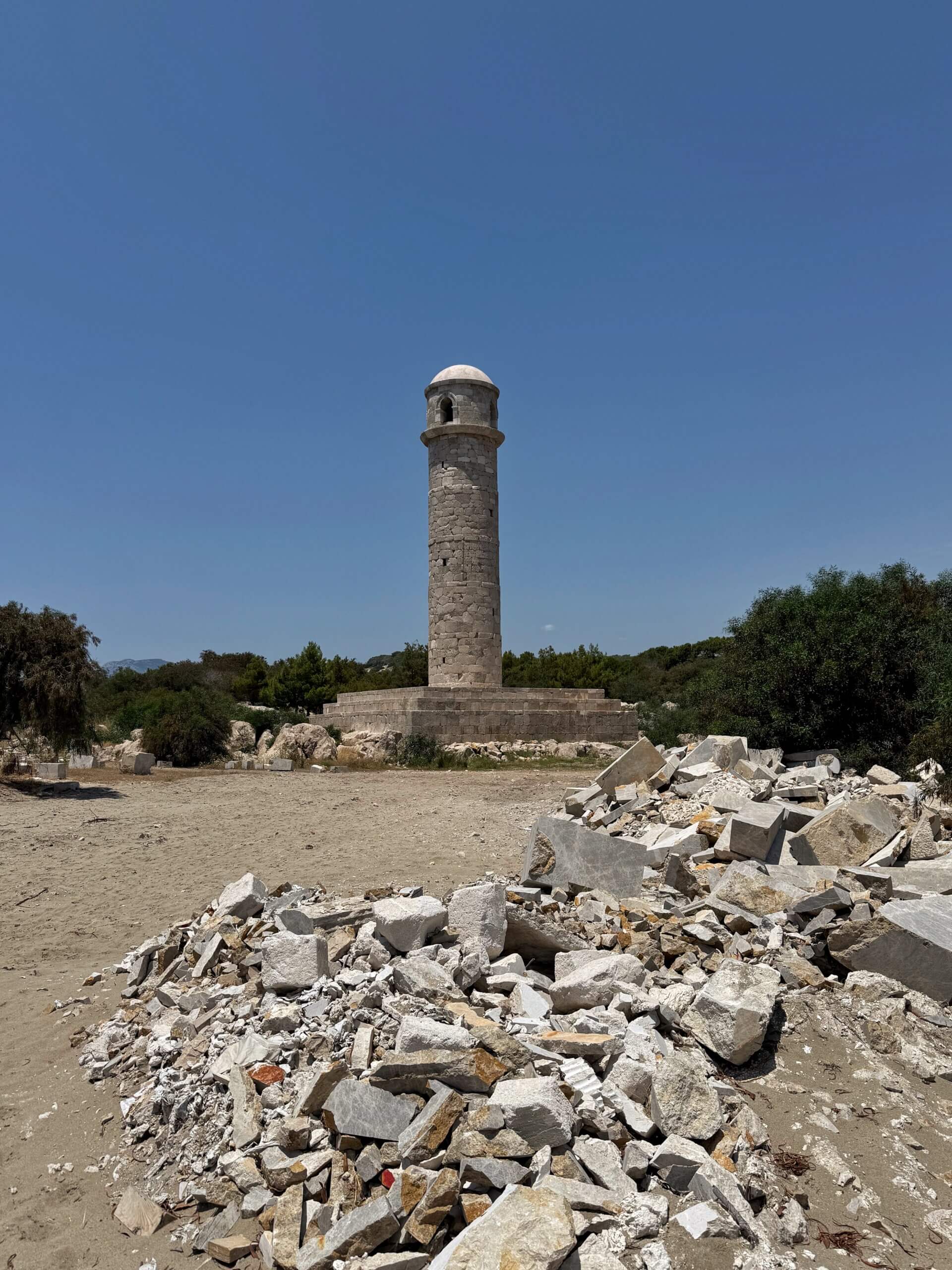 Der 26 Meter hohe wiedererrichtete Leuchtturm von Patara auf seinem steinernen Unterbau