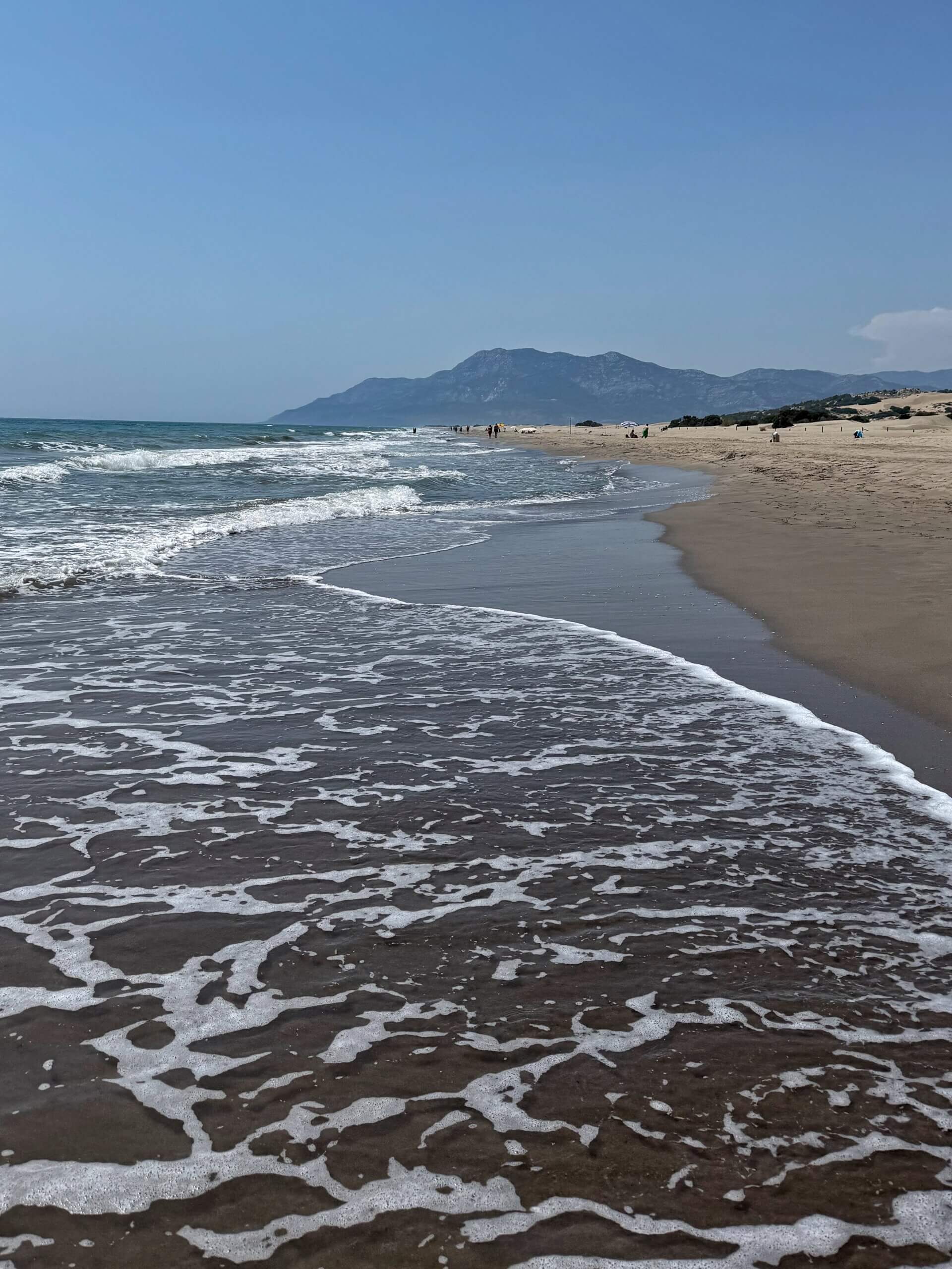 Sandiger Strand und Dünenlandschaft von Patara nahe der archäologischen Stätte