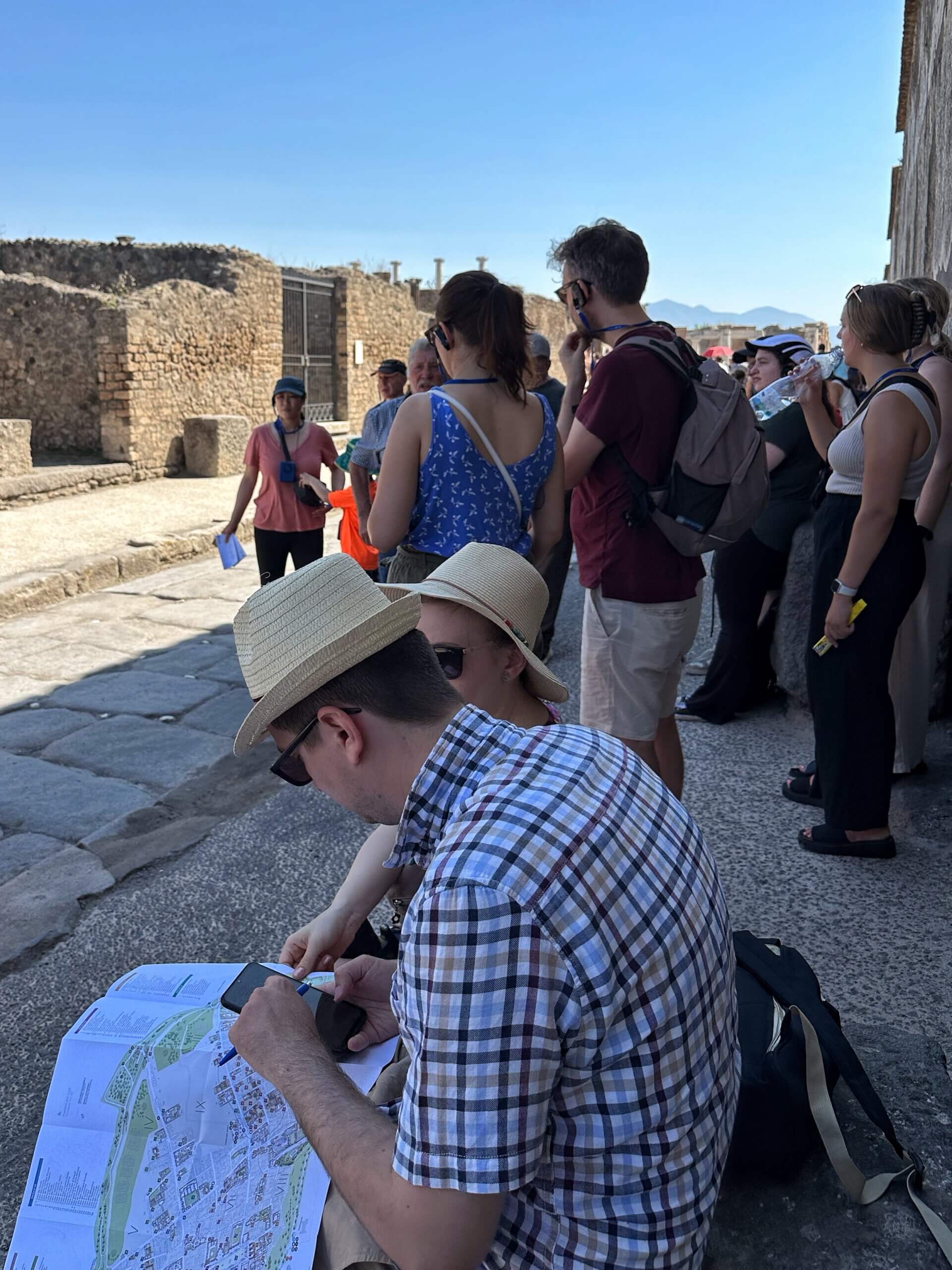 Pompeji-Besucher: Schön im Schatten bleiben.
